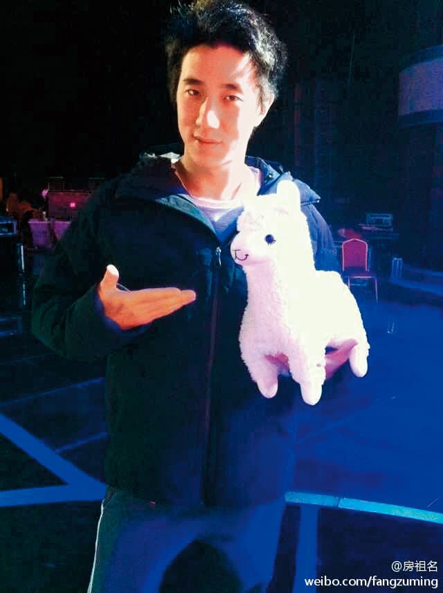 房祖名出道以來緋聞就從未斷過，曾在香港蘭桂坊被拍到和伊林女模陳敬宣徹夜狂歡。（翻攝自房祖名微博）