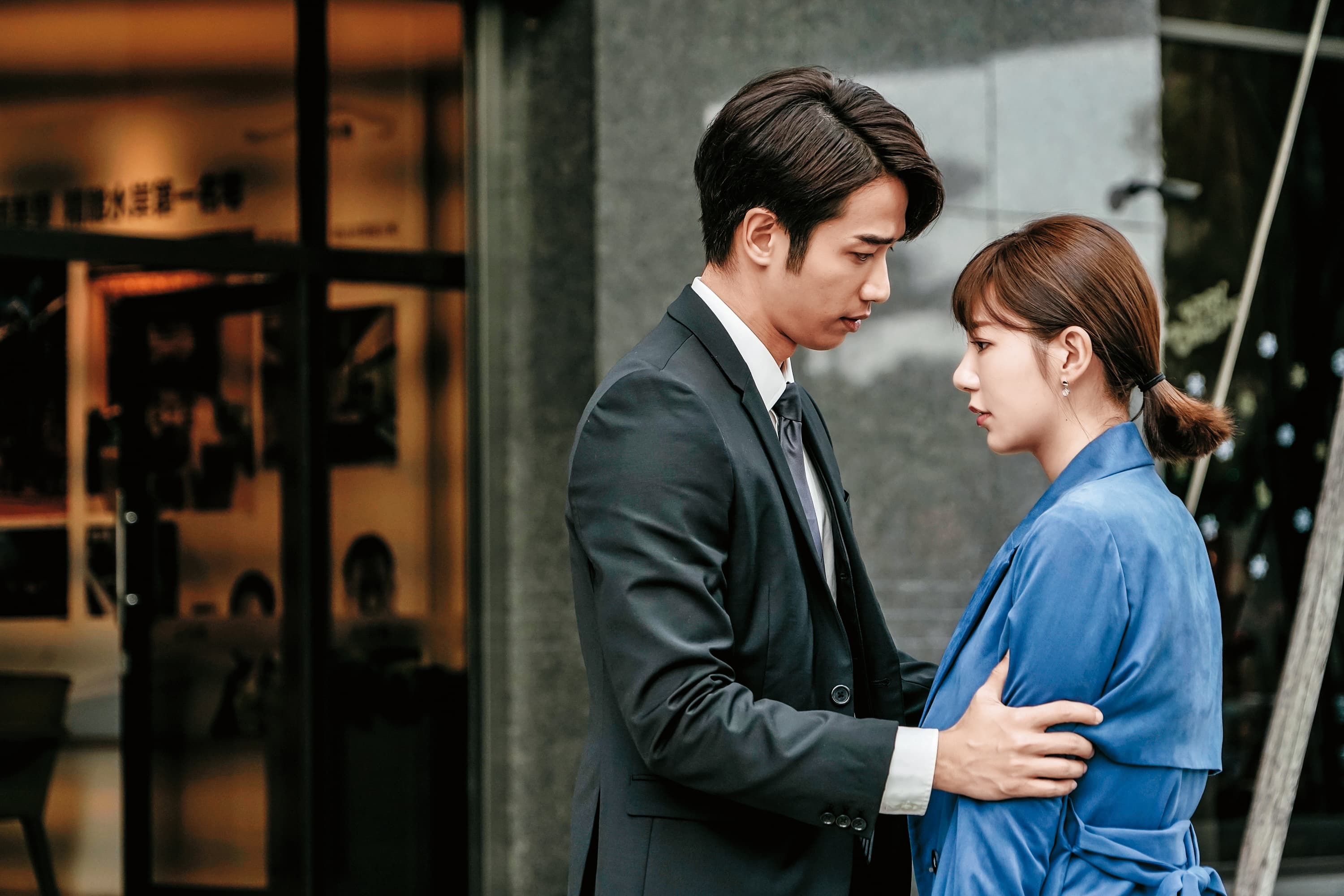 劉以豪在《我們不能是朋友》中扮演野獸派男子，和郭雪芙有許多強硬的衝突戲碼。（八大提供）