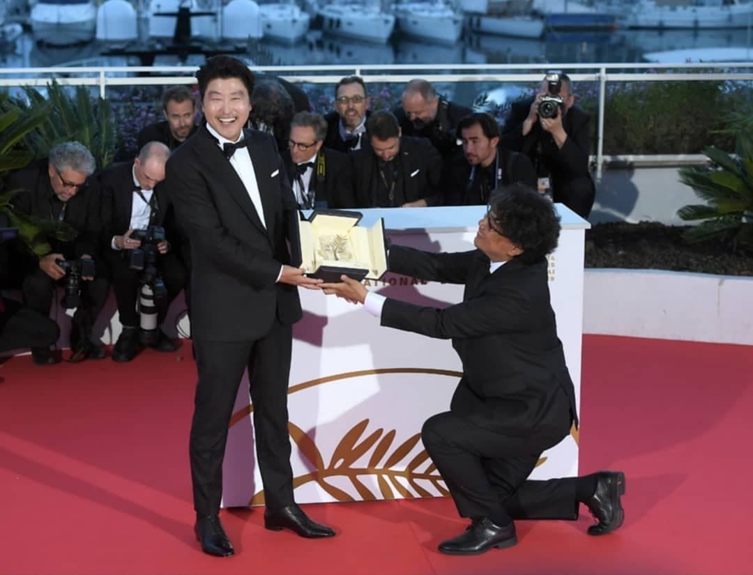 《寄生上流》拿到坎城金棕櫚獎，導演單膝下跪將獎項獻給宋康昊。（翻攝自cjen娛樂ig）