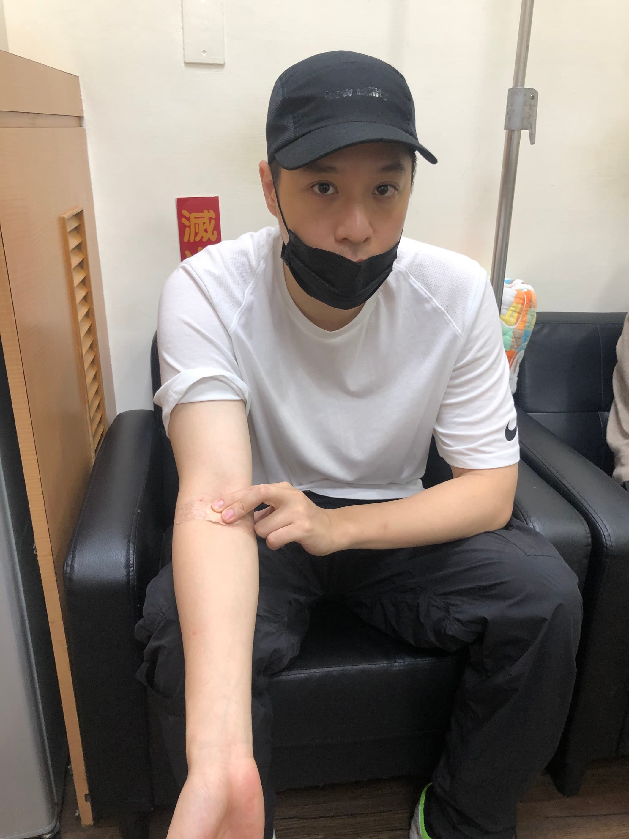 演出登場前，感冒的周湯豪先打了一劑救命針，即抱病上場演出。（索尼唱片提供）