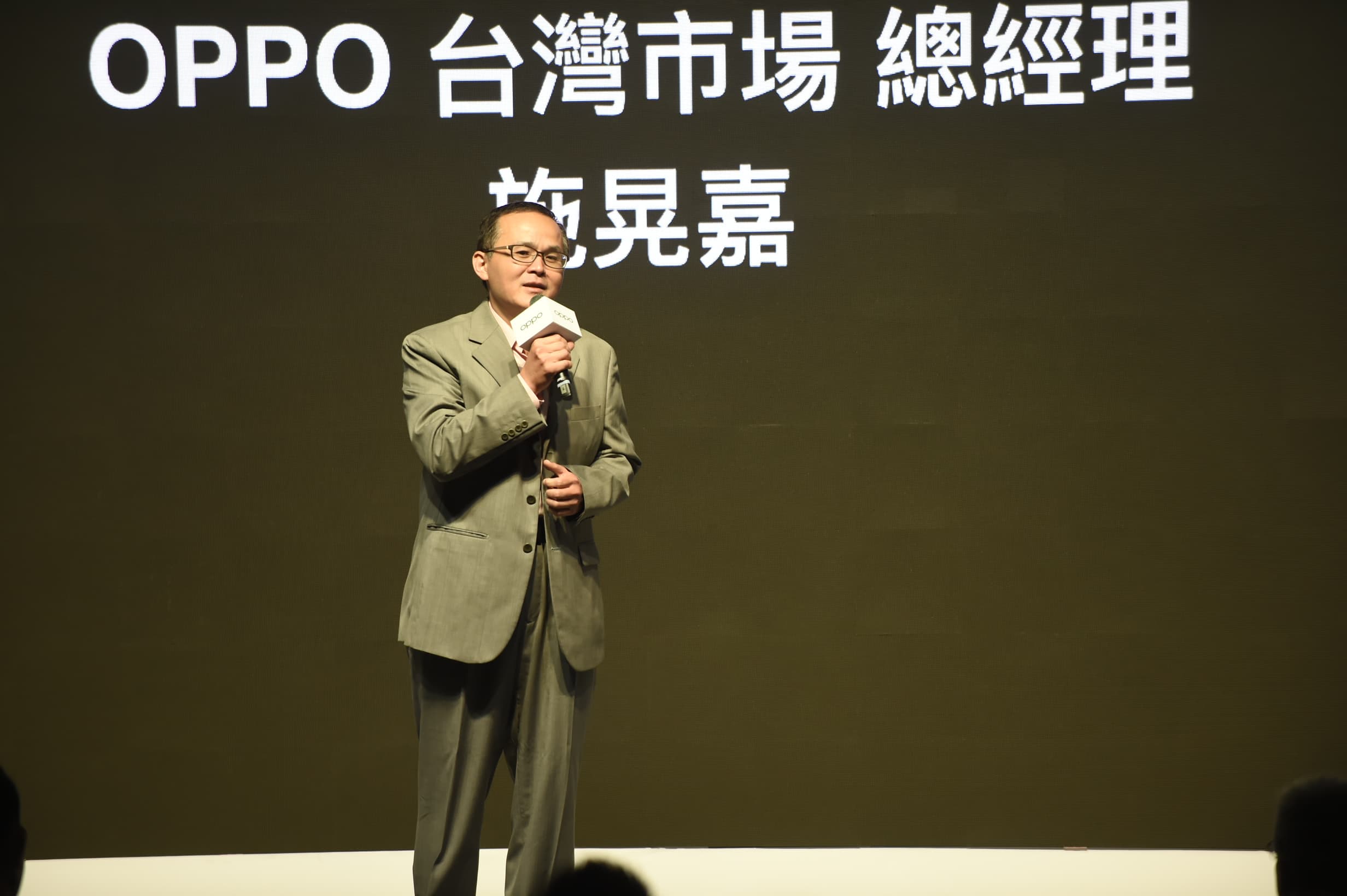 OPPO新任總經理施晃嘉今日在台發表Reno 10倍變焦版新機。
