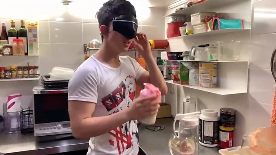 孫安佐則是挑戰每天都會做的泡高蛋白。（圖／新視紀整合行銷提供）