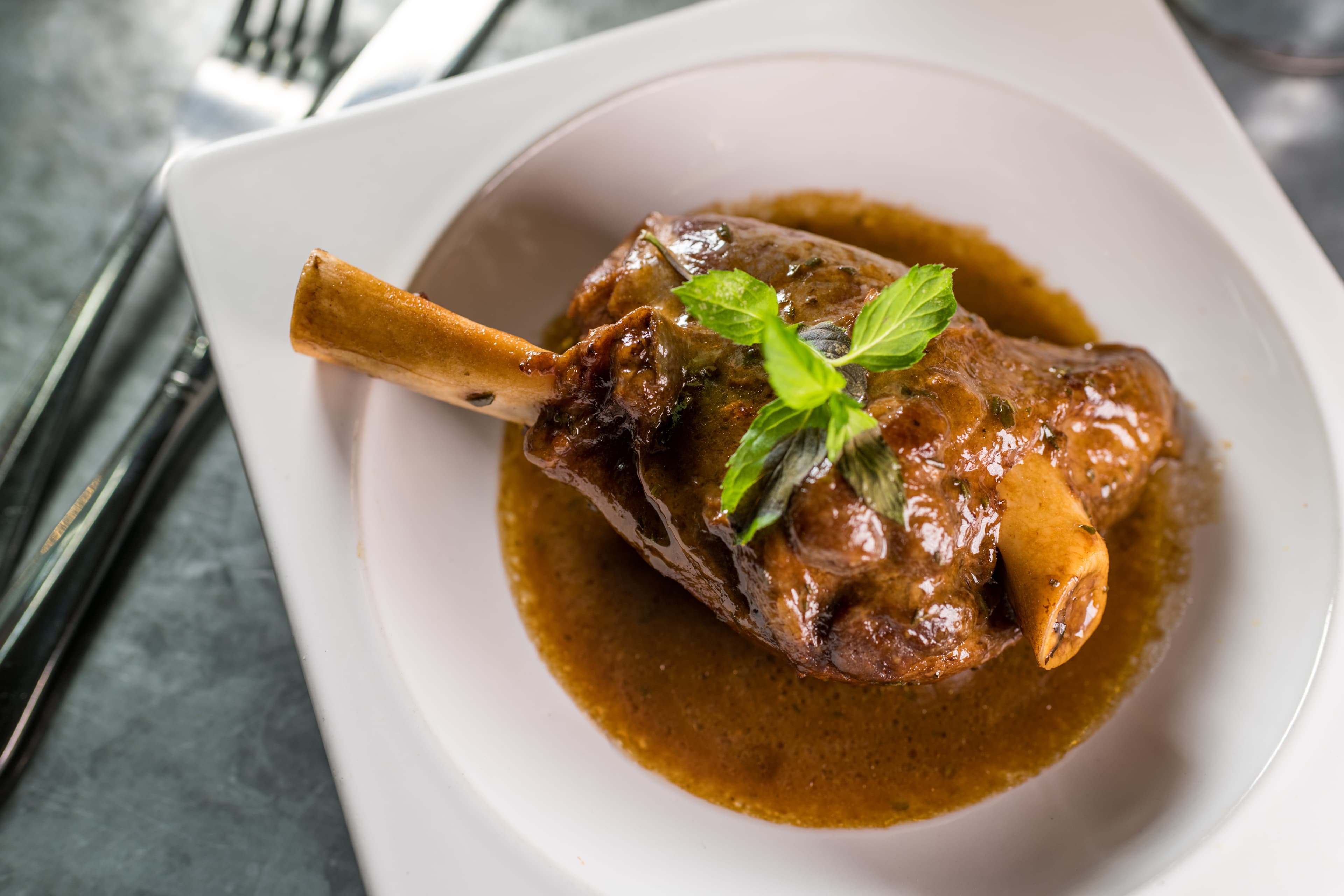 「Irish lamb shank 」加入迷迭香慢燉羊膝，肉質軟爛、醬汁入味。（16.85英鎊／份，約NT$685）