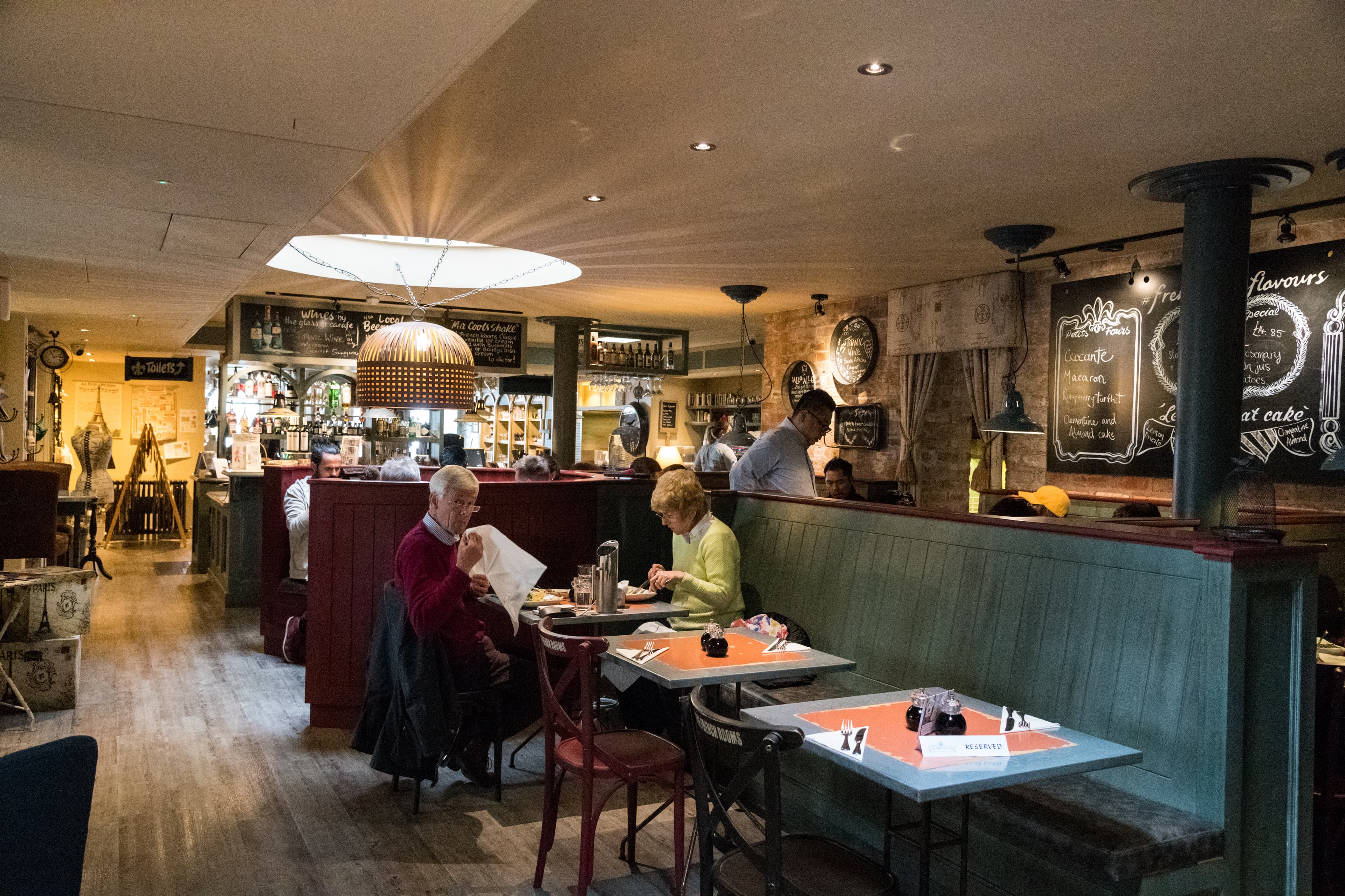 「The French Rooms」是一間結合雜貨與餐飲的複合式餐廳，法式鄉村料理也深得當地人喜愛。
