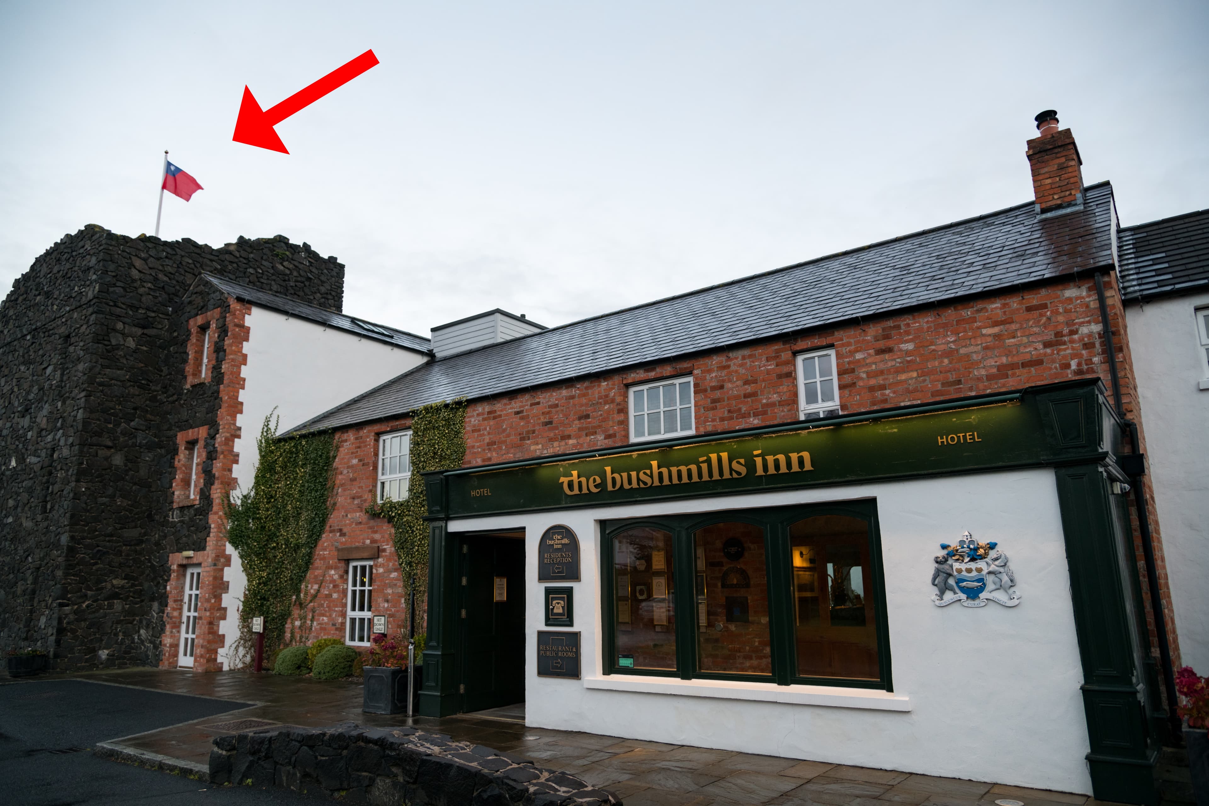 「The Bushmills Inn」是布什米爾鎮上的小而美的四星級飯店，因我們入住特別升起國旗表示歡迎。