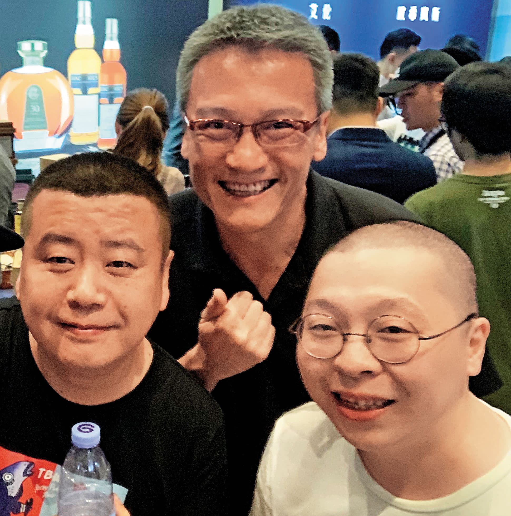 酒展是業內人與愛好者共襄盛舉、交流之處，長沙的Whisky Live策展人富剛（前左）、袁楚（前右），以及江小白的副總楊祖琛（中）相見歡。