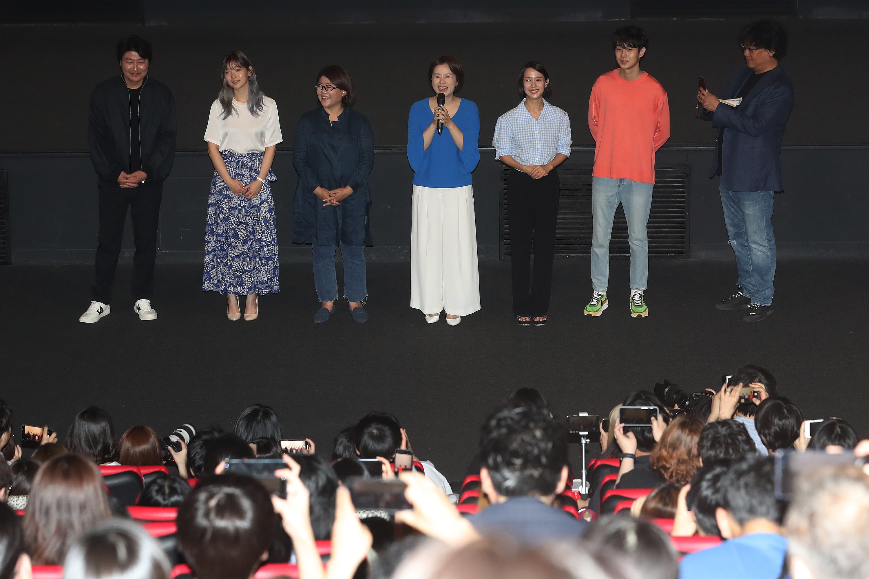 《寄生上流》導演奉俊昊（右一）帶著主演影帝宋康昊（左起）、朴素丹、李姃垠、張惠珍、曹汝貞和崔宇植到戲院向影迷謝票。（東方IC）