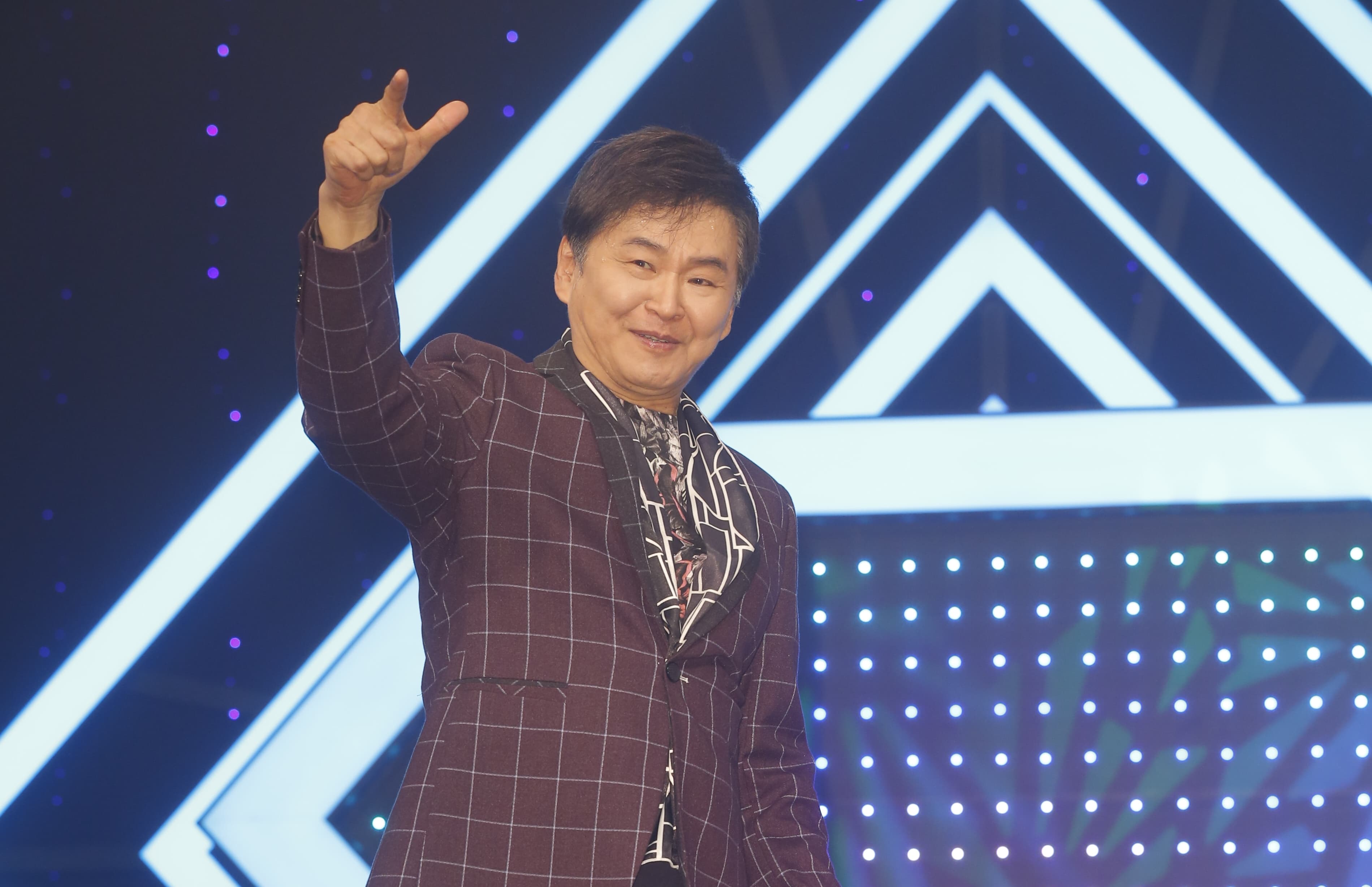8年前罹患大腸癌的綜藝大哥賀一航，今晚（3日）因癌症轉移至多重器官病逝榮總，享壽64歲。