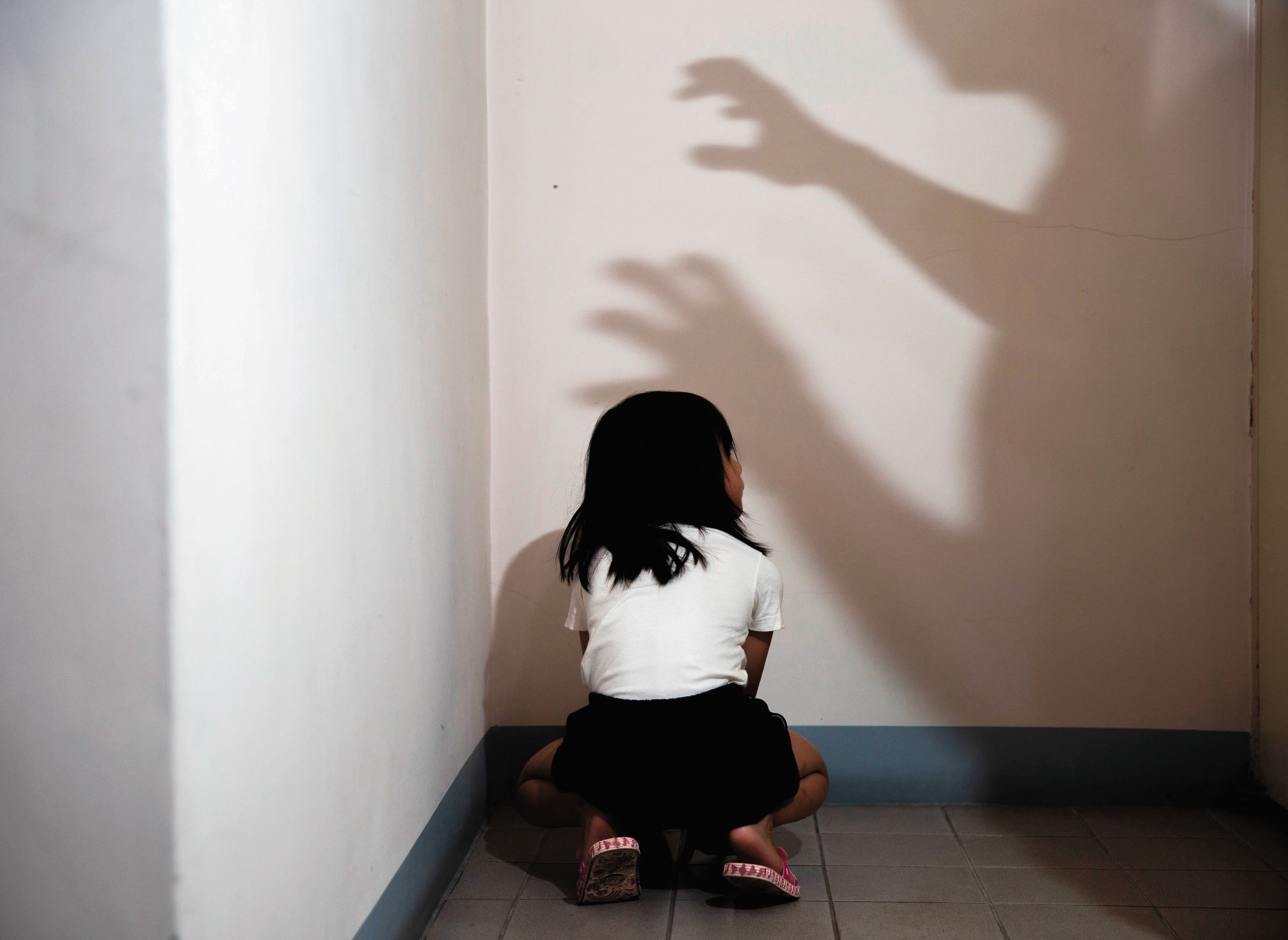 國小學童比較弱勢，不時傳出成為狼師侵犯目標。（圖為設計畫面）