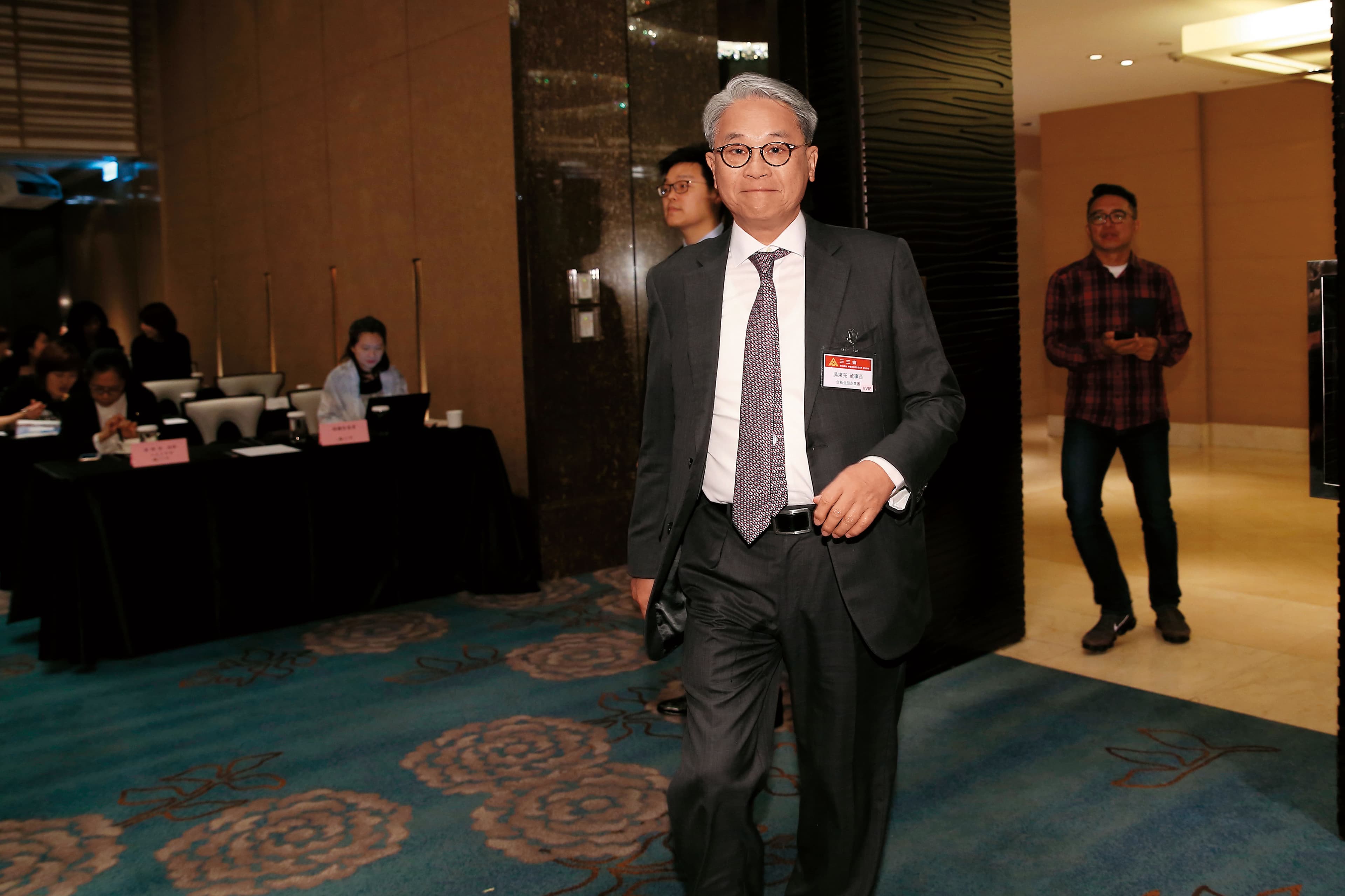 台新金董事長吳東亮找盟友力助，提前要搶彰銀經營權。