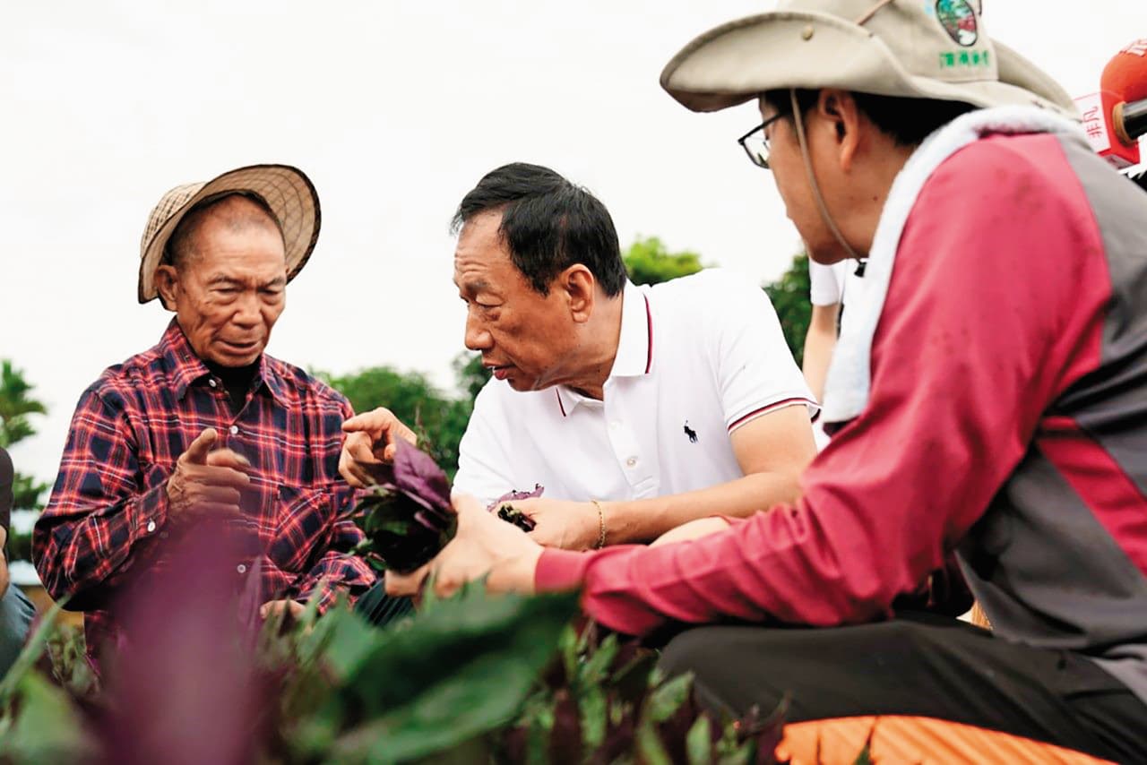 馬英九建議郭台銘（中）到地方「Long Stay」才能接地氣，但郭陣營後來檢討初選時間緊迫，調整作戰步調。（翻攝郭台銘臉書）