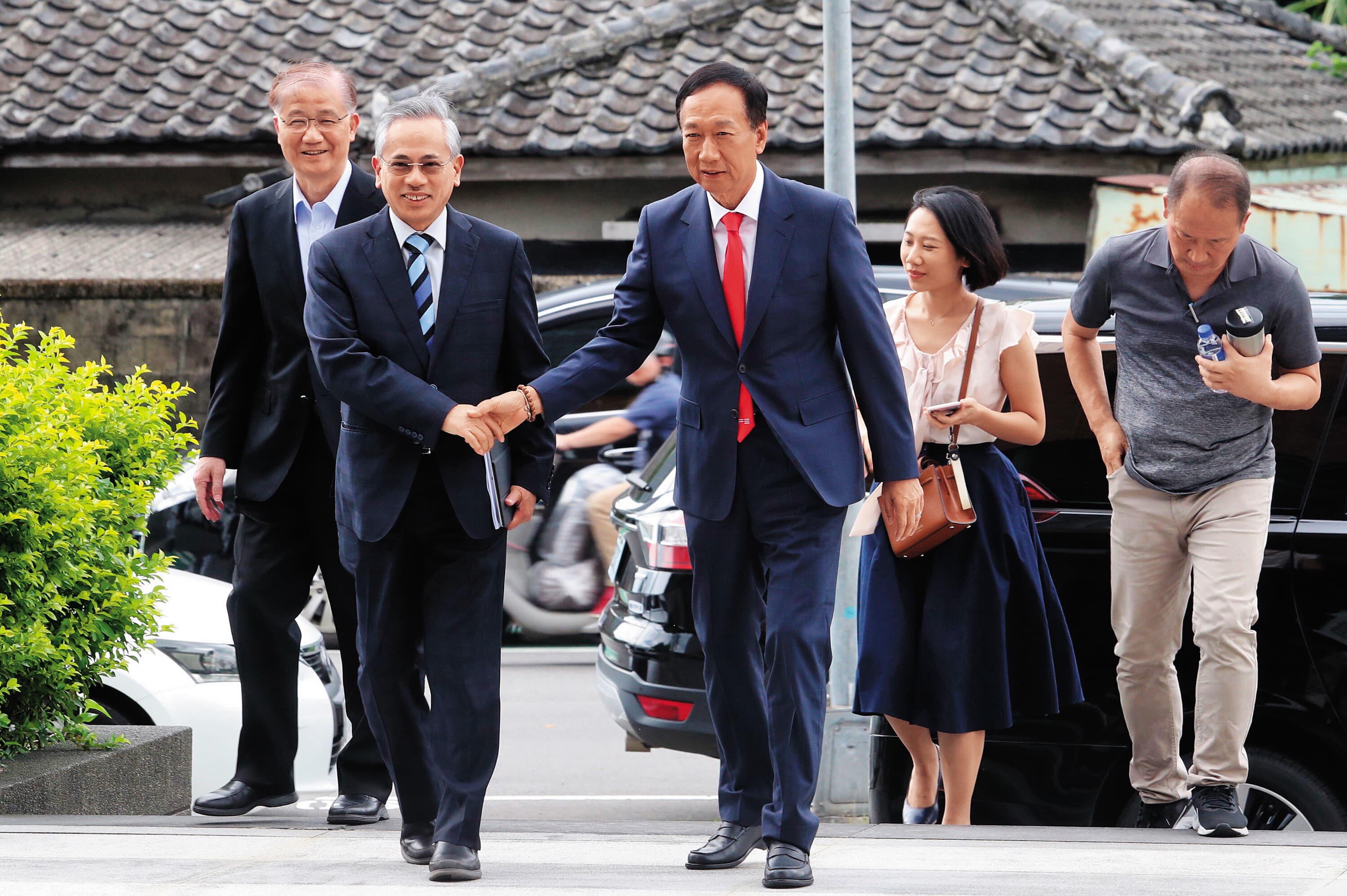 郭台銘籌組國政顧問團，馬政府時代的衛福部長邱文達（前排左）入列。（中央社）