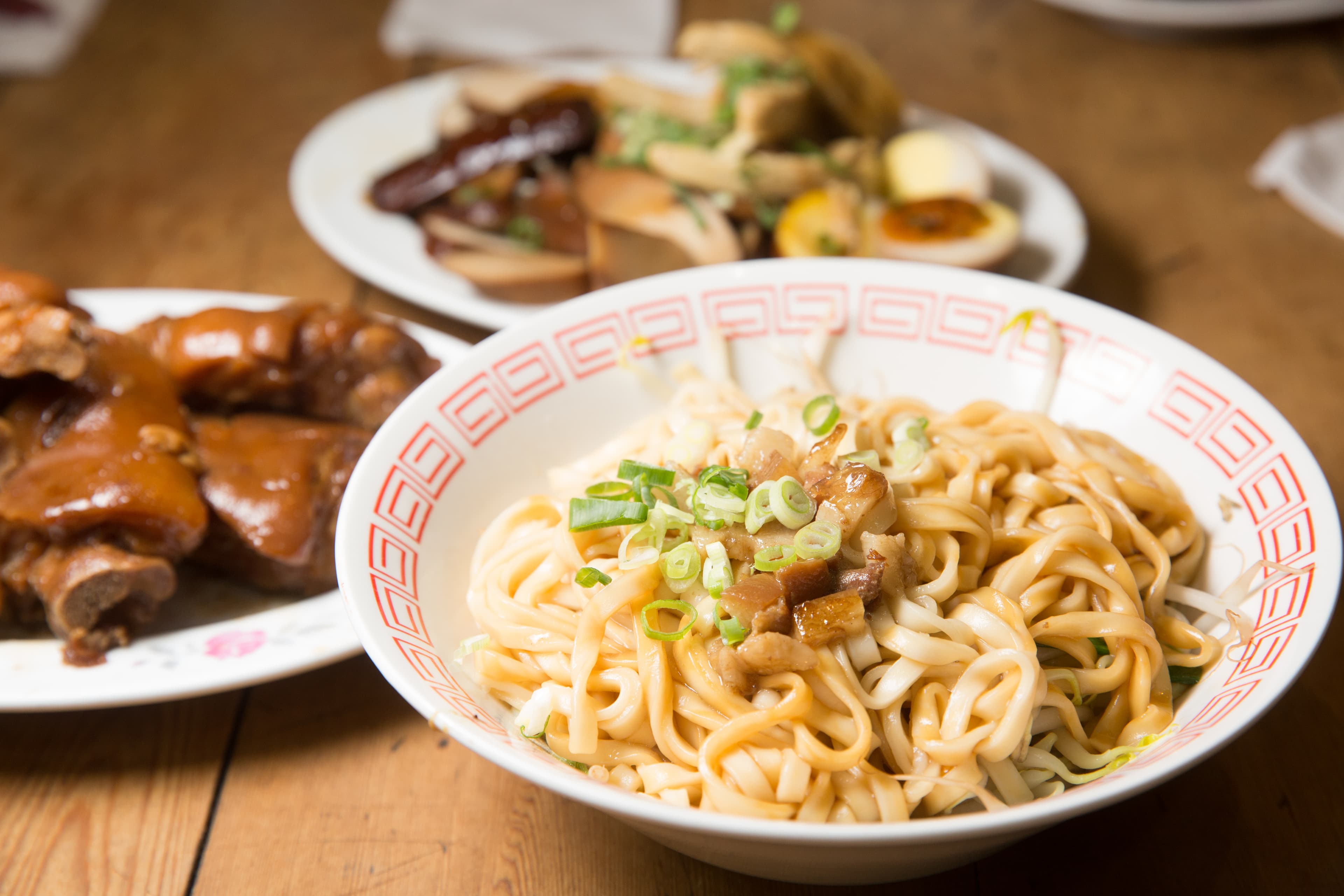 蔡耀輝說，老實乾麵配料簡單，但吃來都是懷舊的滋味。（50元／碗）