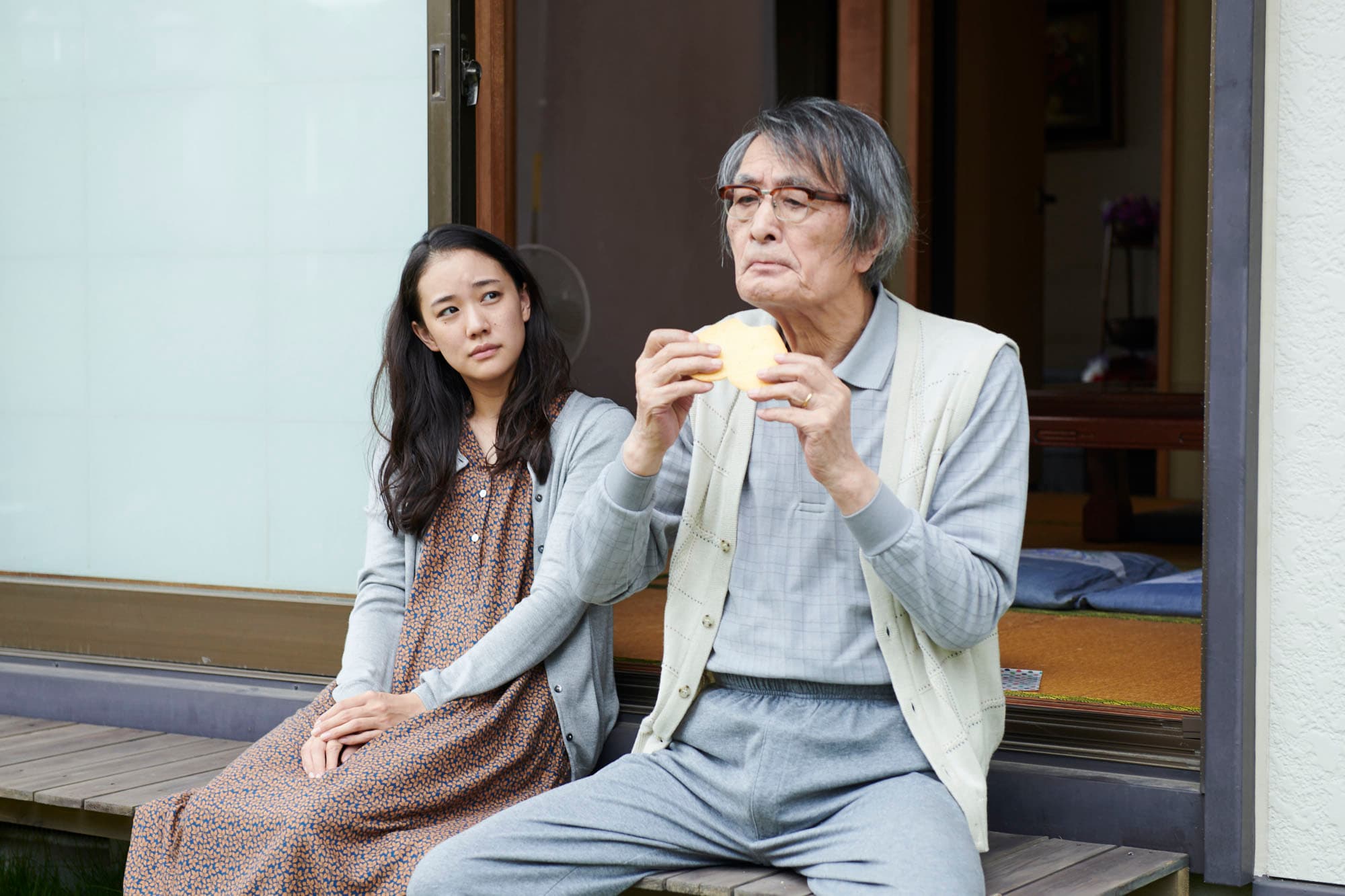 蒼井優在《漫長的告別》演情路不順的30輕熟女，只能將情傷向失智老父傾吐。（天馬行空提供）
