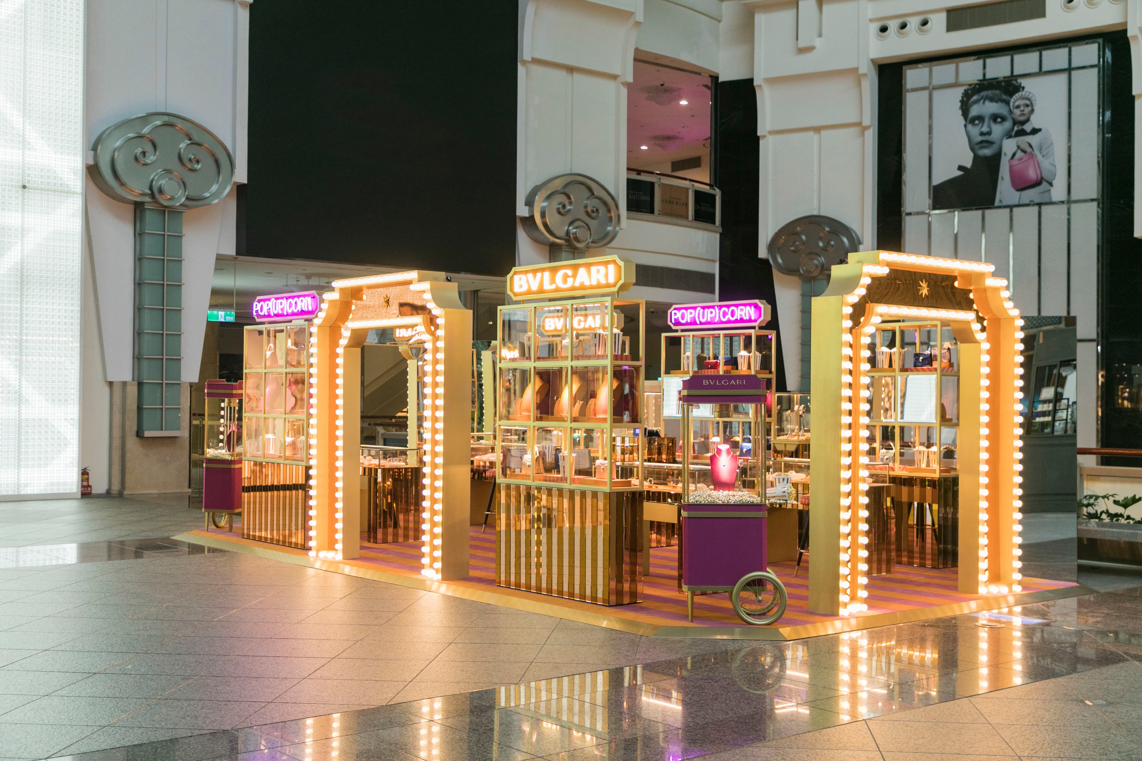 以1960年代的義大利電影為靈感所打造的POP（UP）CORN STORE限定快閃店，充滿復古氛圍。（BVLGARI提供）