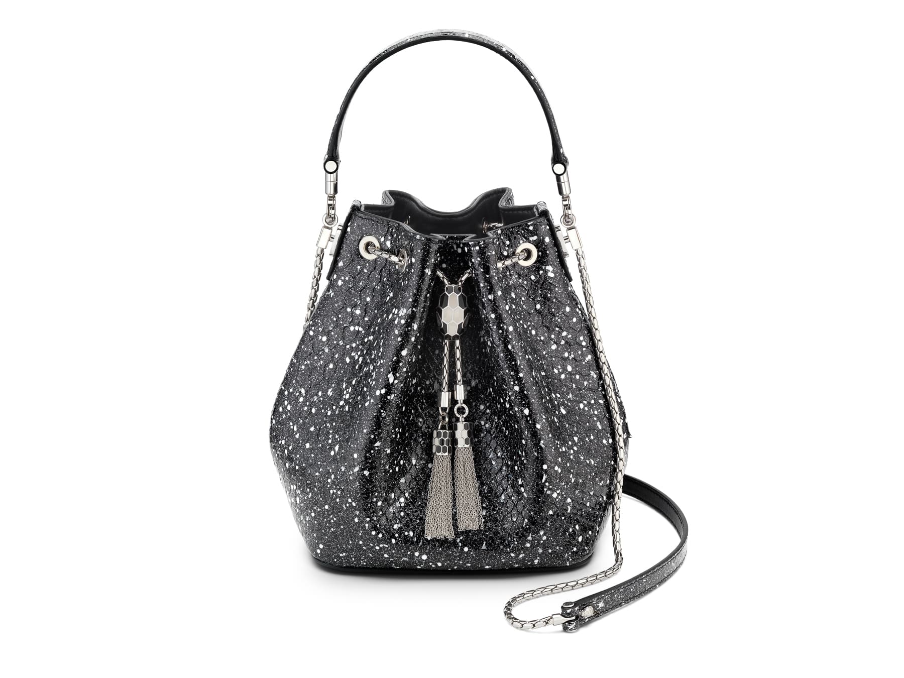 BVLGARI SERPENTI SWING黑白亮銀星光蟒蛇皮水桶包。NT$146,500元（BVLGARI提供）