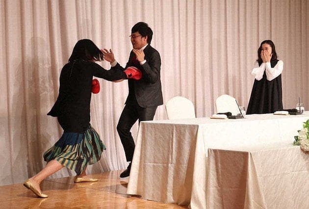 山崎靜代（左）是山里亮太與蒼井優的介紹人，昨天現身記者會搞笑獻祝福。（網路圖片）