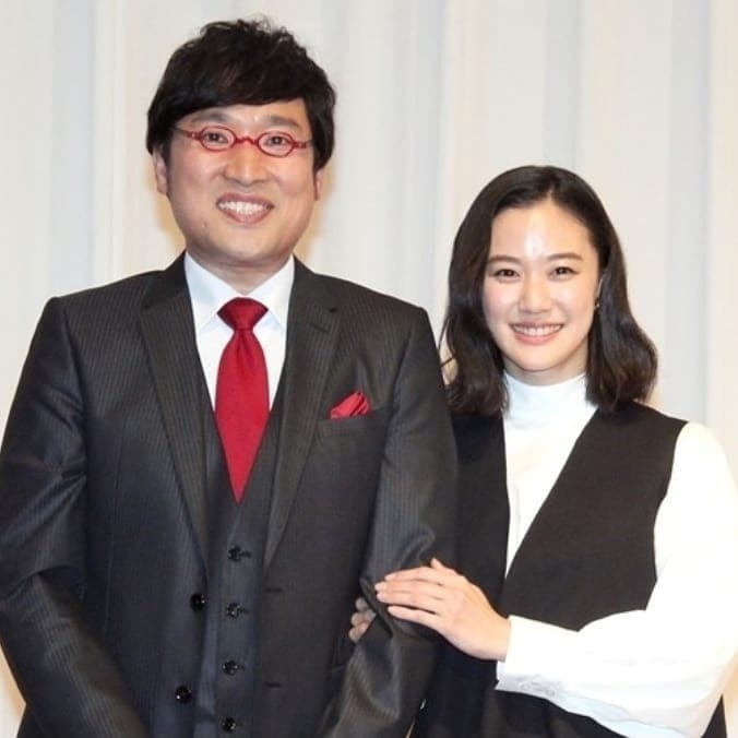 蒼井優與諧星山里亮太表示兩人是以結婚為前提開始交往，撇有孕才婚頭。（網路圖片）