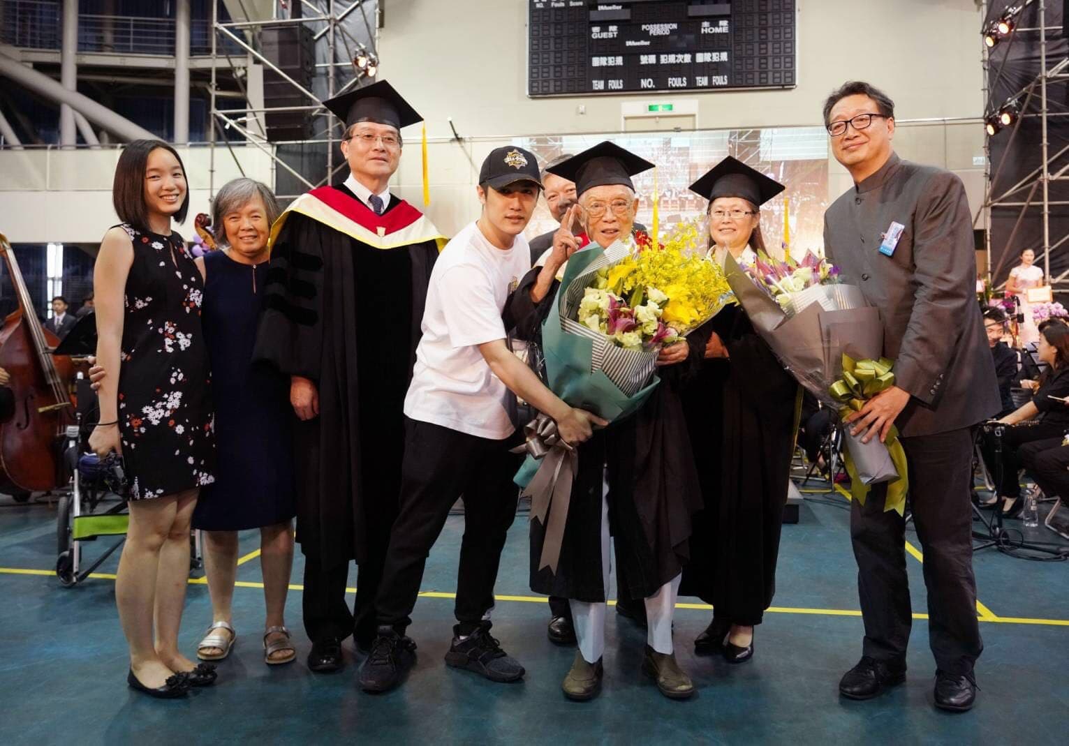 熊仔爺爺榮登全台最高齡畢業生，更寫下全台最高齡取得博士學位的紀錄。（索尼提供）