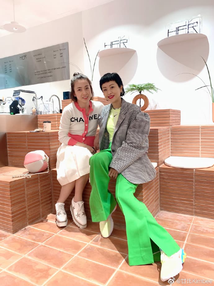 甘比為好友徐濠縈的新店開幕站台時，穿著香奈兒紅白上衣。（翻攝自甘比微博）