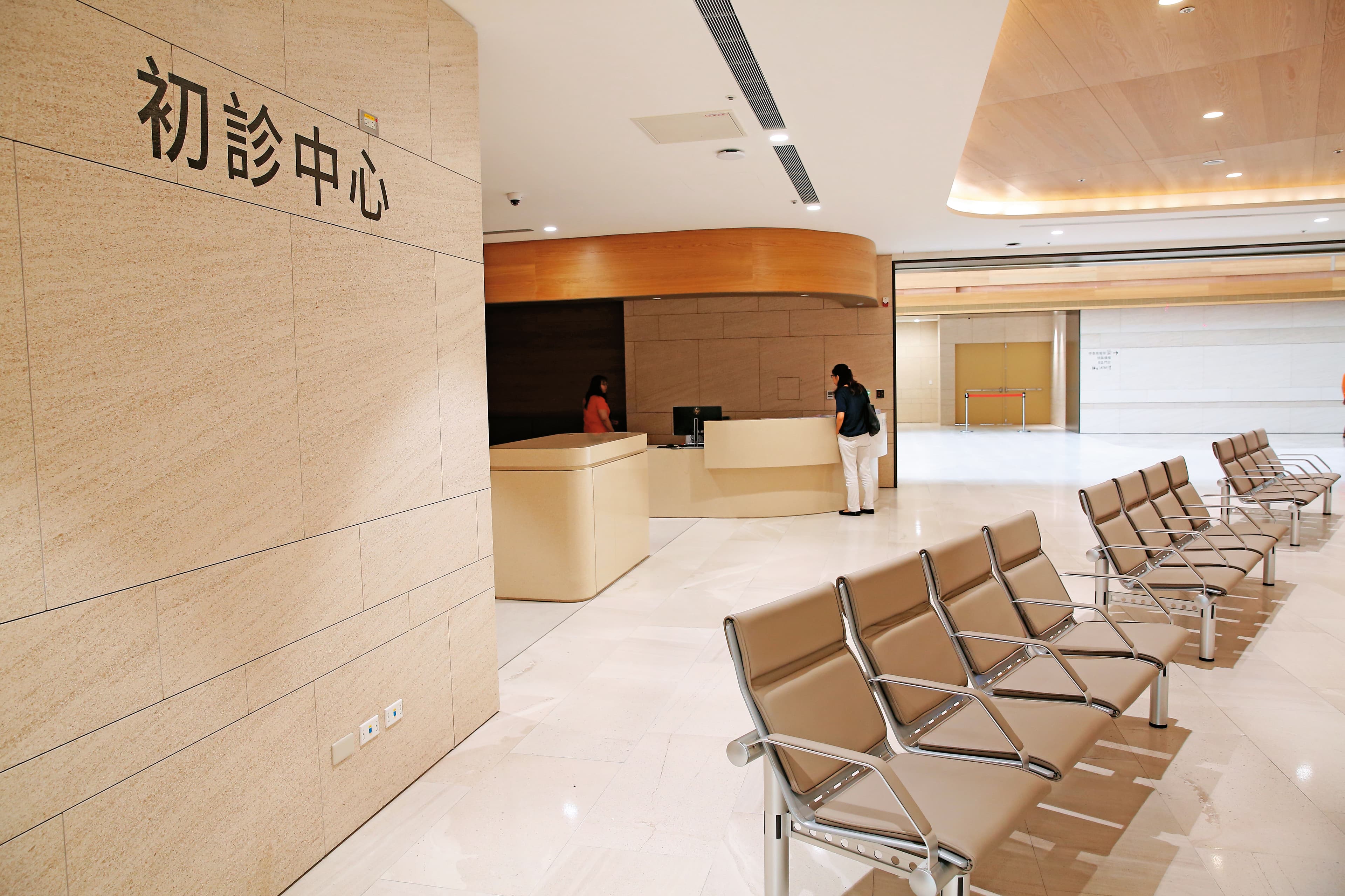 台大癌醫雖宣稱開放試營運，但不接受現場和網路掛號，本刊直擊初診中心大廳空蕩蕩。