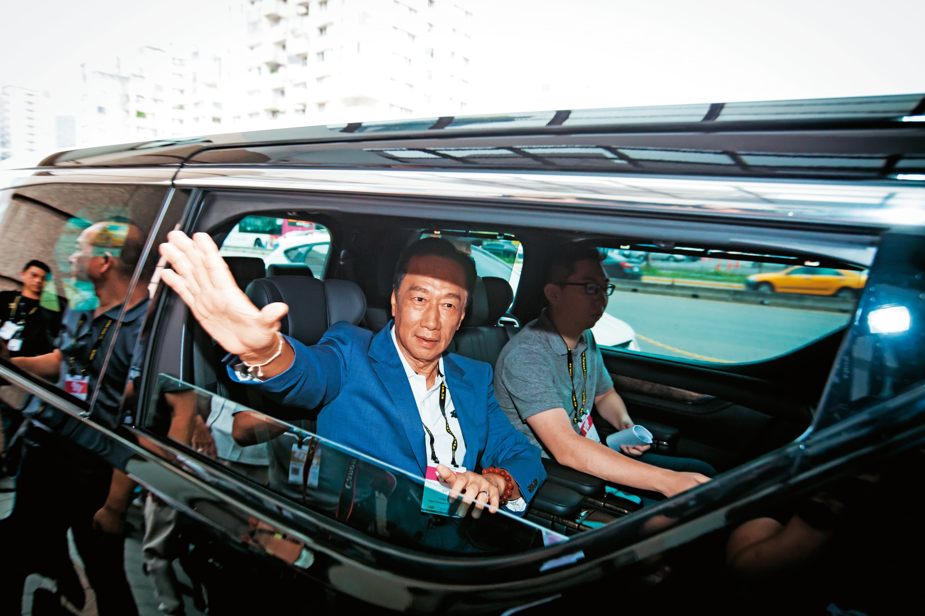 正積極投入國民黨總統初選的郭台銘（左），對於台大癌醫後續捐款態度反覆不明。
