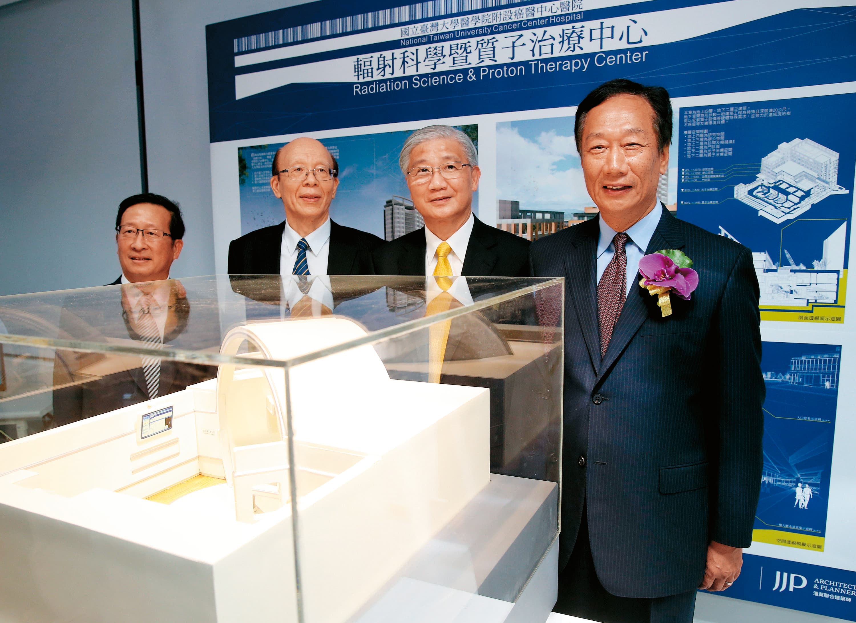 郭台銘（右）2007年9月宣布捐贈150億元蓋台大癌醫，與歷任台大校長李嗣涔（左2）、楊泮池（右2）及台大癌醫院長鄭安理（左）合作融洽。（中央社）
