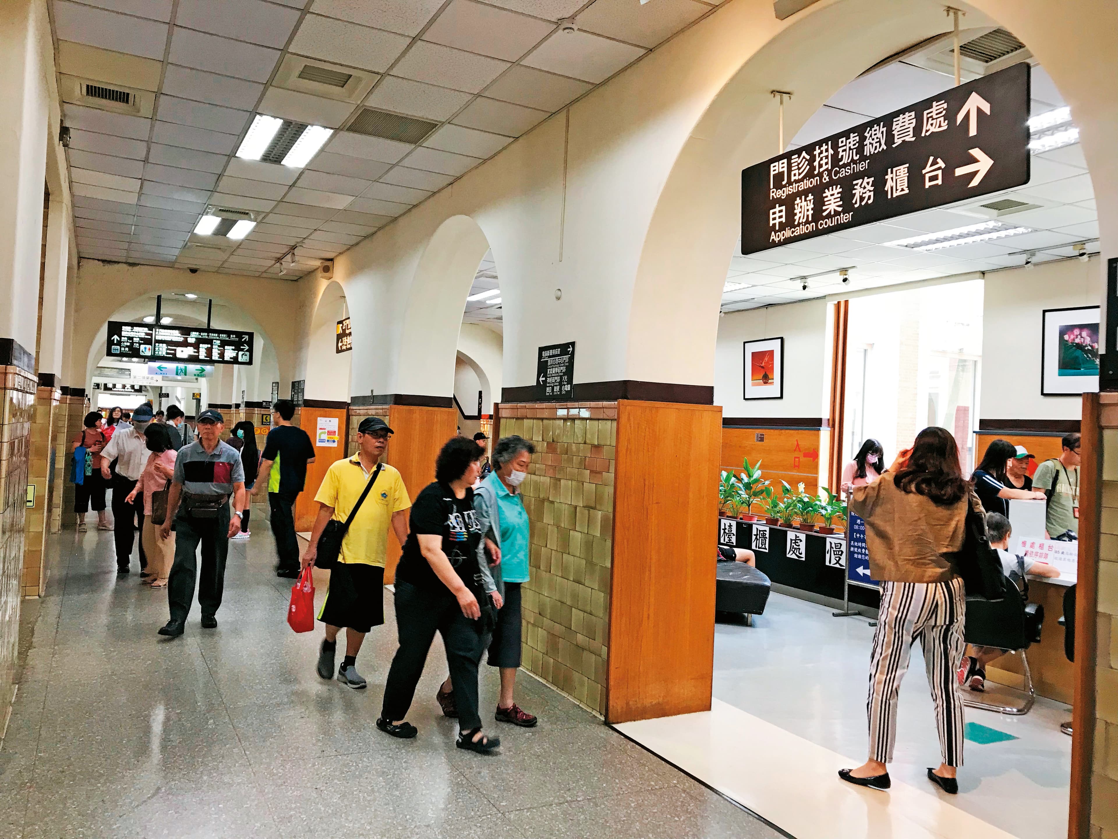 由台大醫院代為培訓的200多人將轉往台大癌醫任職，但因為無法正常營運，人員充滿不確定感。