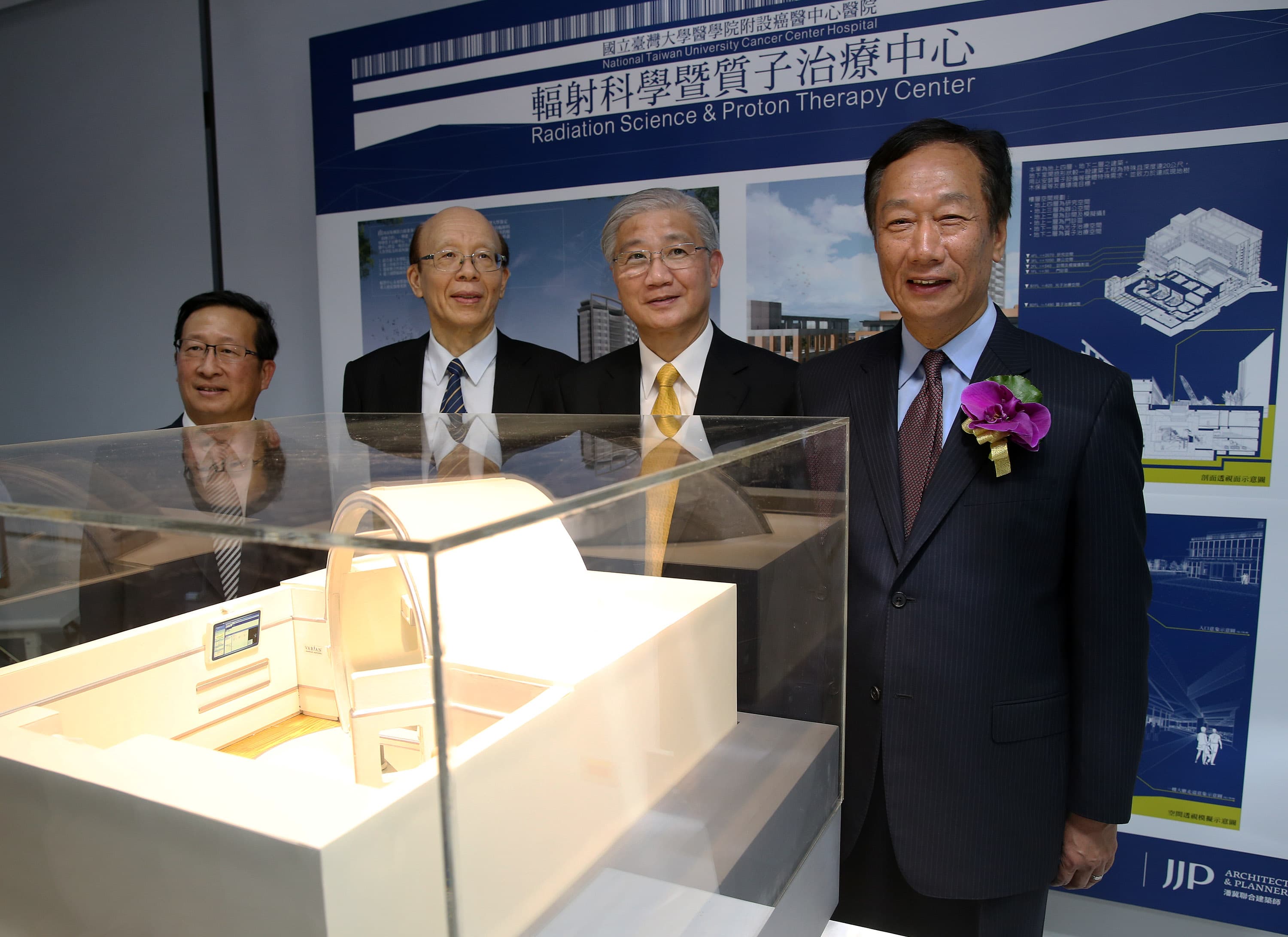 2014年，郭台銘與時任台大校長楊泮池簽定新備忘錄。（中央社）