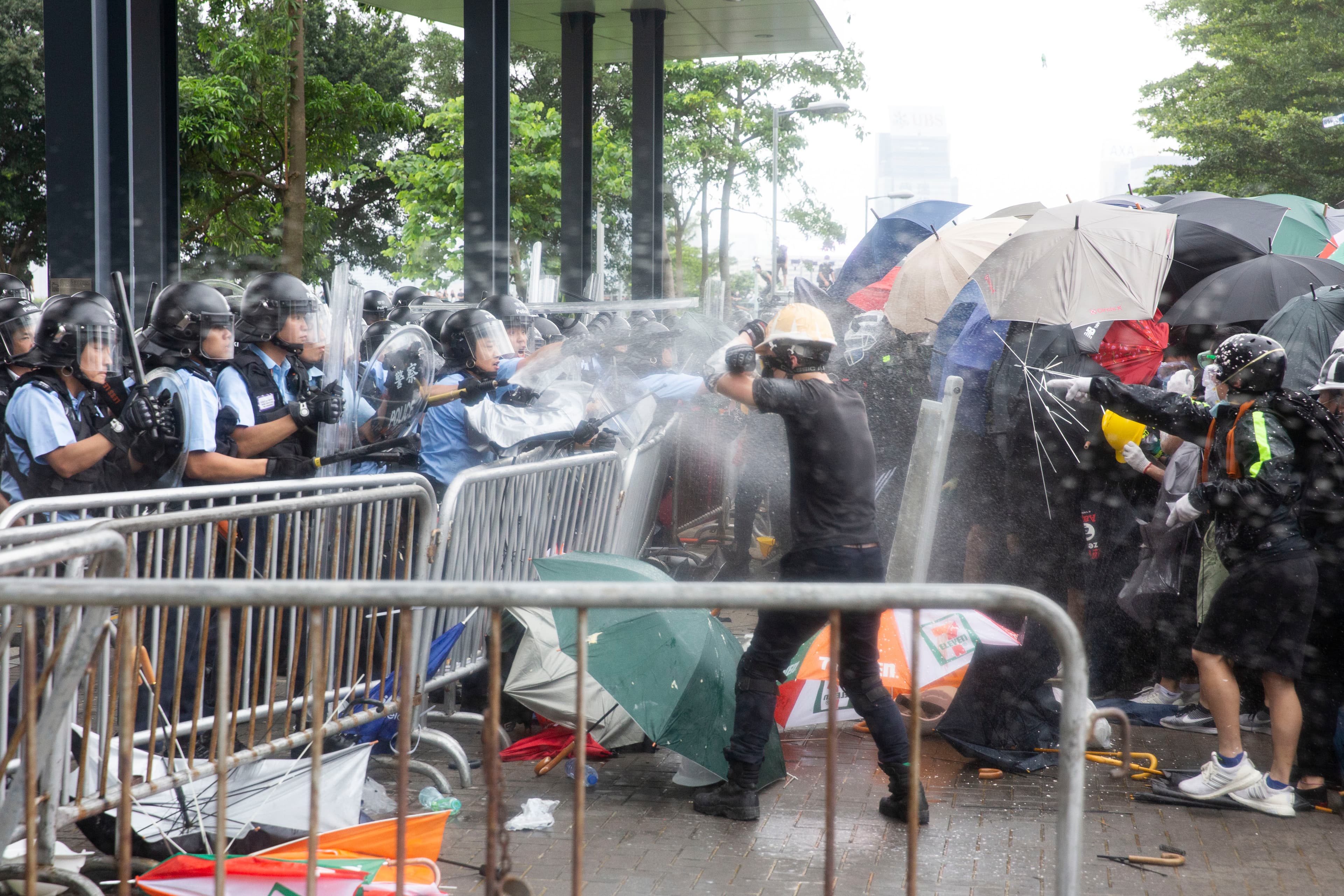 示威者於3點45分時一度成功突破警方防線，但港警在增援下接連使用胡椒噴霧、催淚彈，將群眾驅離立法會範圍。