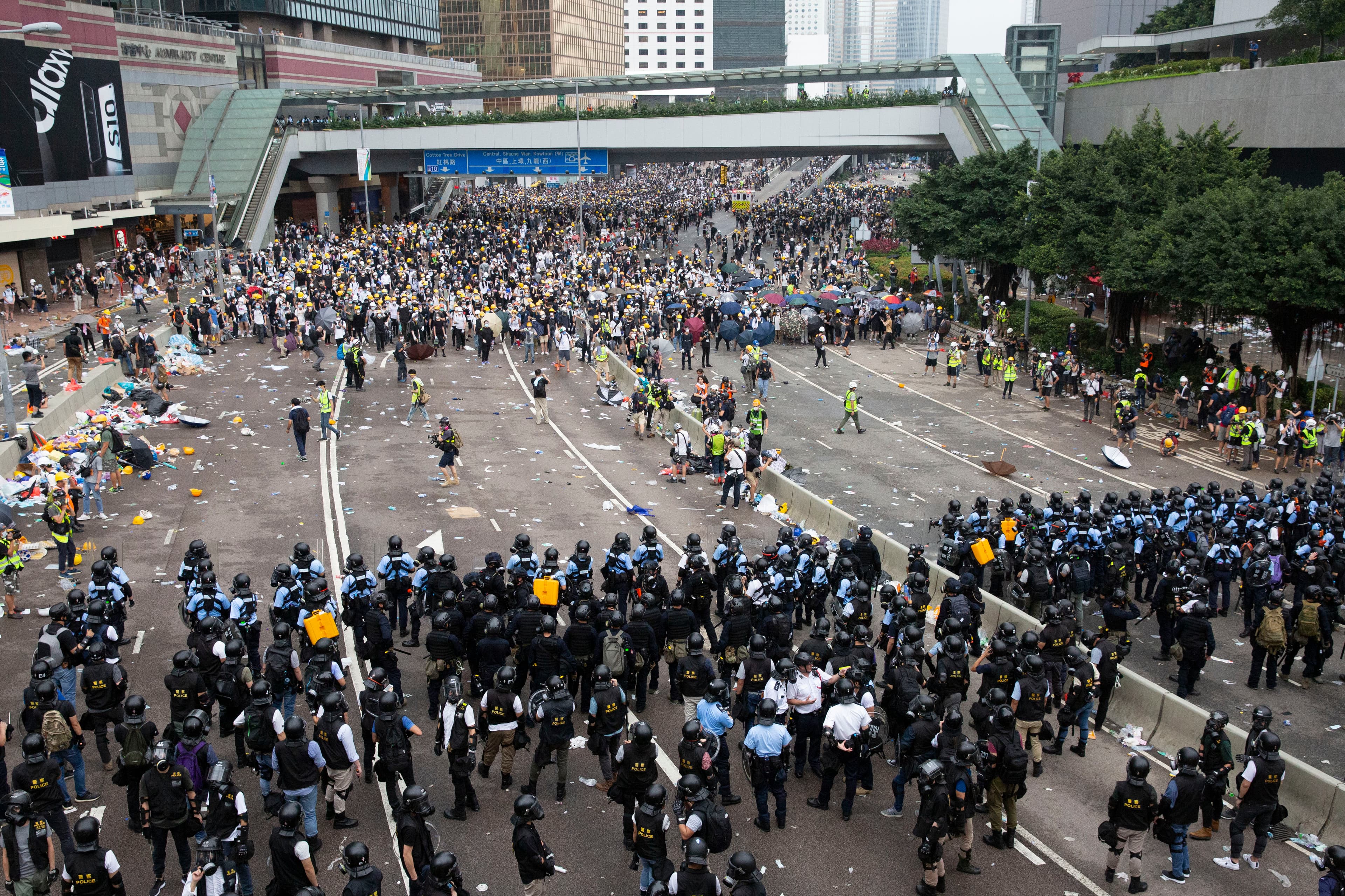 警方接連使用胡椒噴霧、催淚彈，將示威民眾驅離立法會範圍。