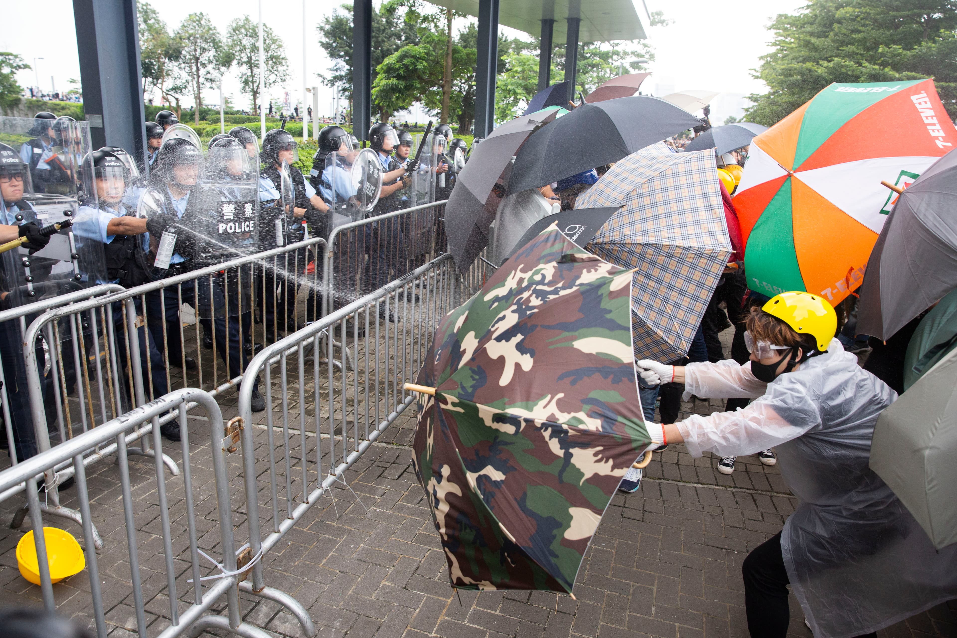 香港反送中612罷工活動爆發警民衝突，中國媒體全面噤聲，連外國媒體在中國的報導自由也被干預。