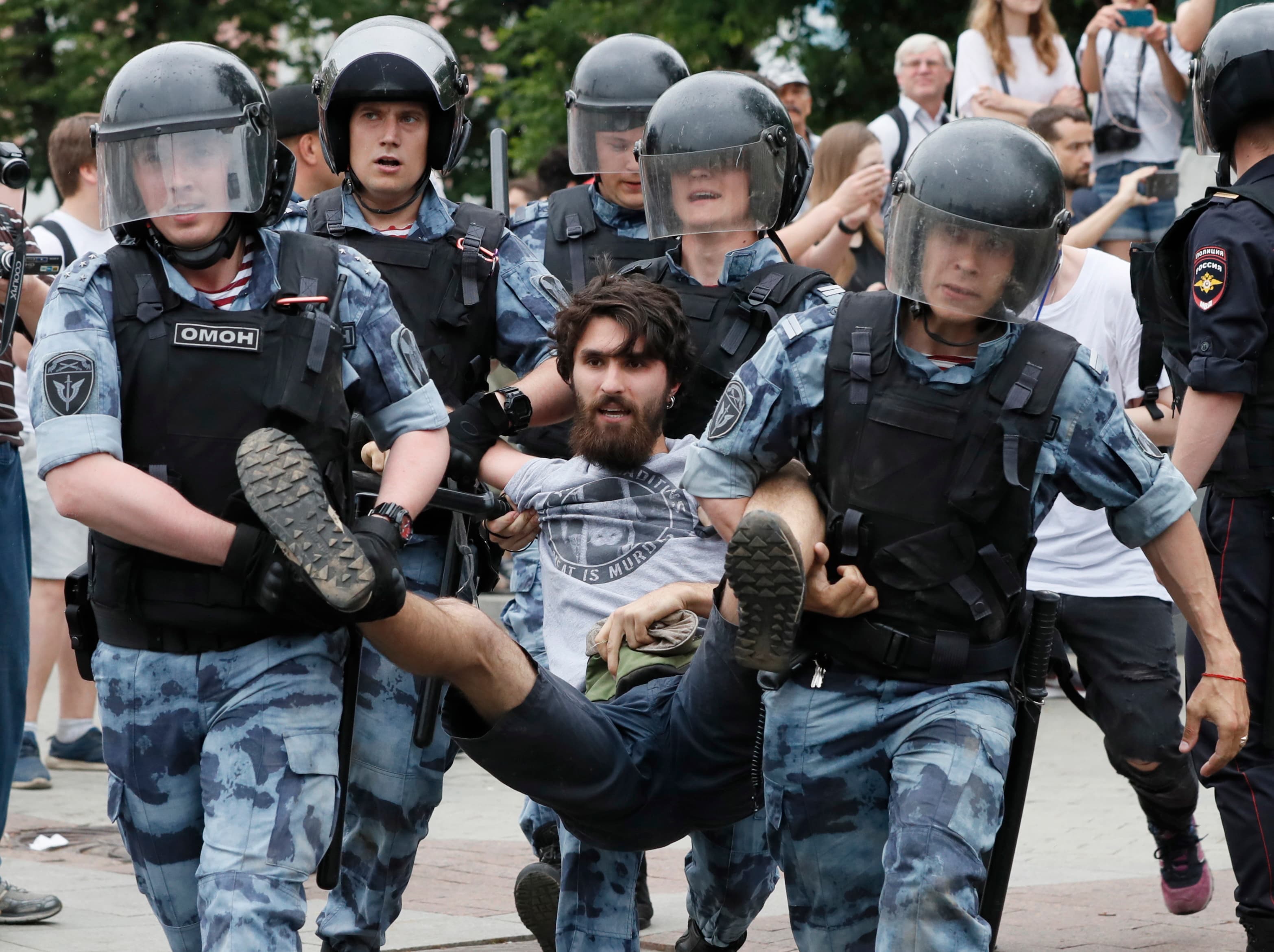 俄羅斯記者戈盧諾夫遭當局以莫須有的罪名逮捕軟禁，觸發人民怒火，選在國慶日當天走上街頭。（東方IC）