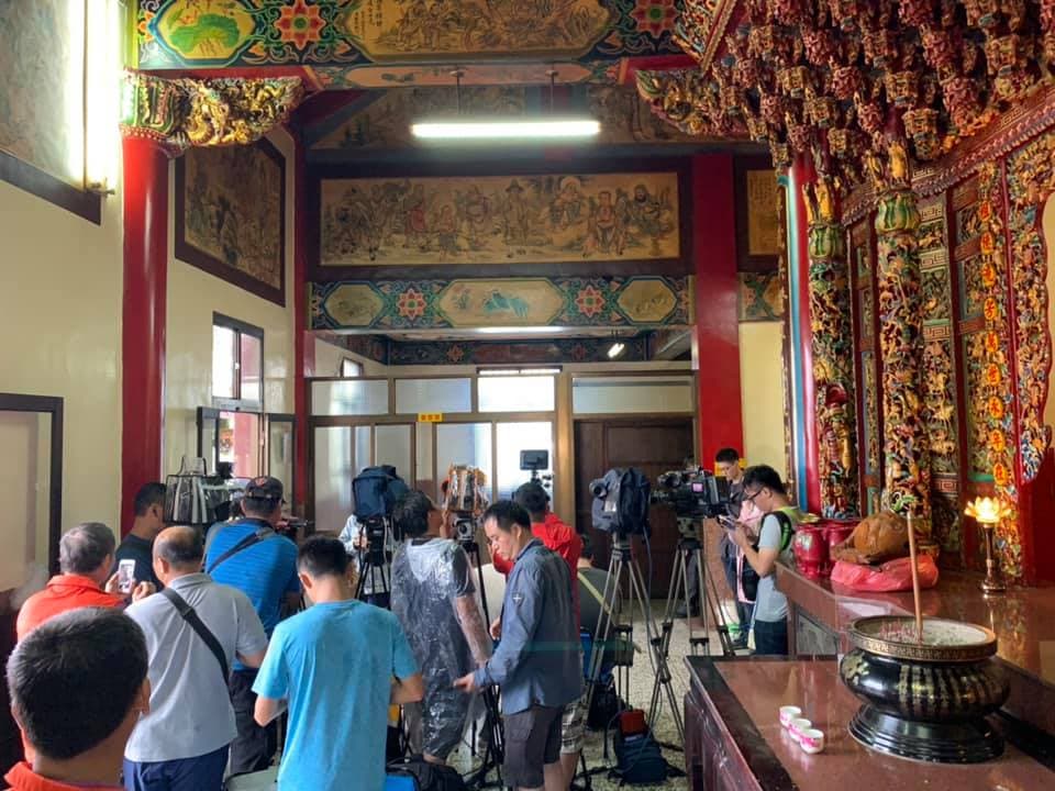 阿翔激吻謝忻的消息曝光，建興宮一早就熱鬧滾滾，大批媒體出動守候。（翻攝自台中烏日建興宮開漳聖王臉書）