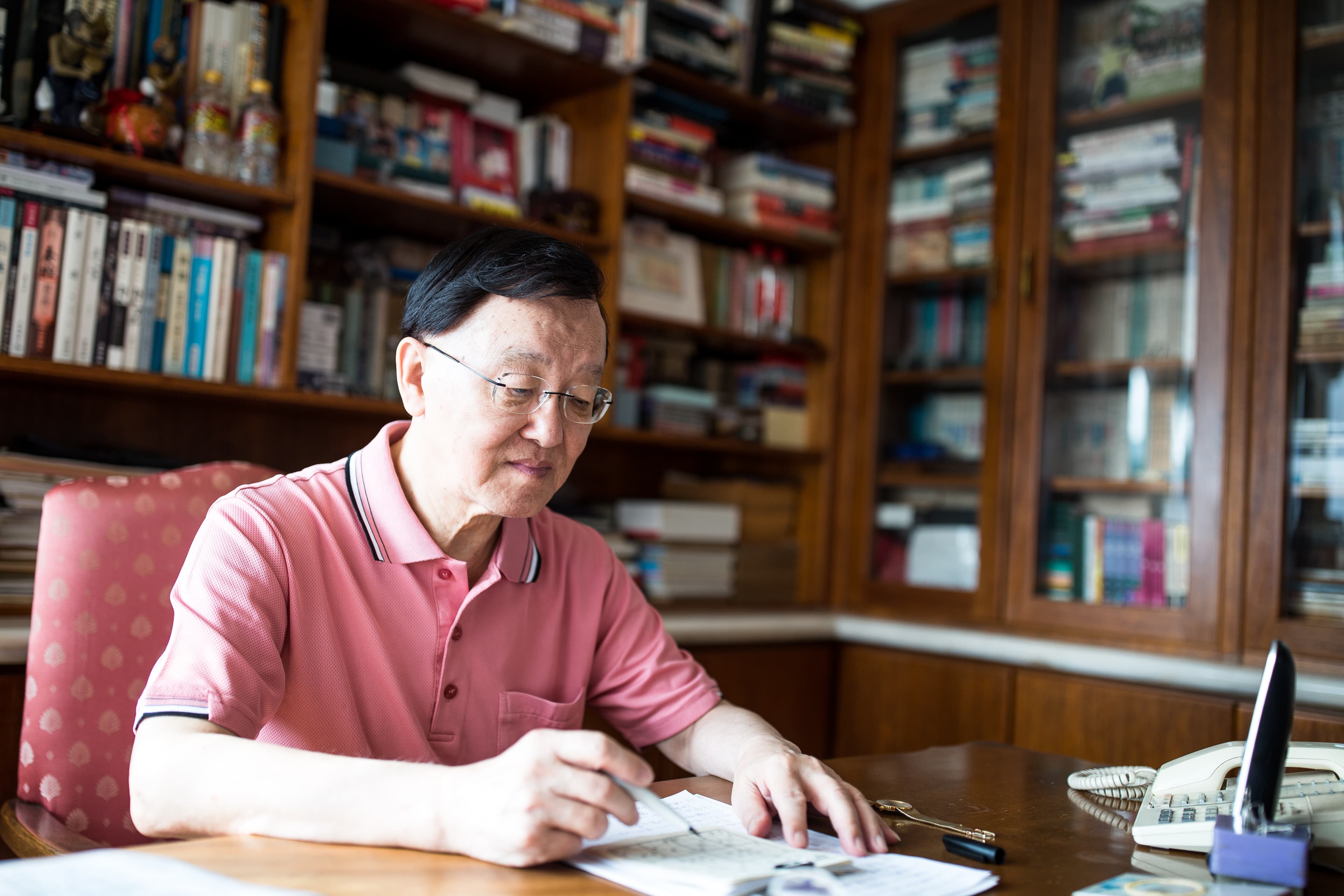 盛竹如在家中大半的時間都待在書房，他最喜歡的消遣是玩數獨。