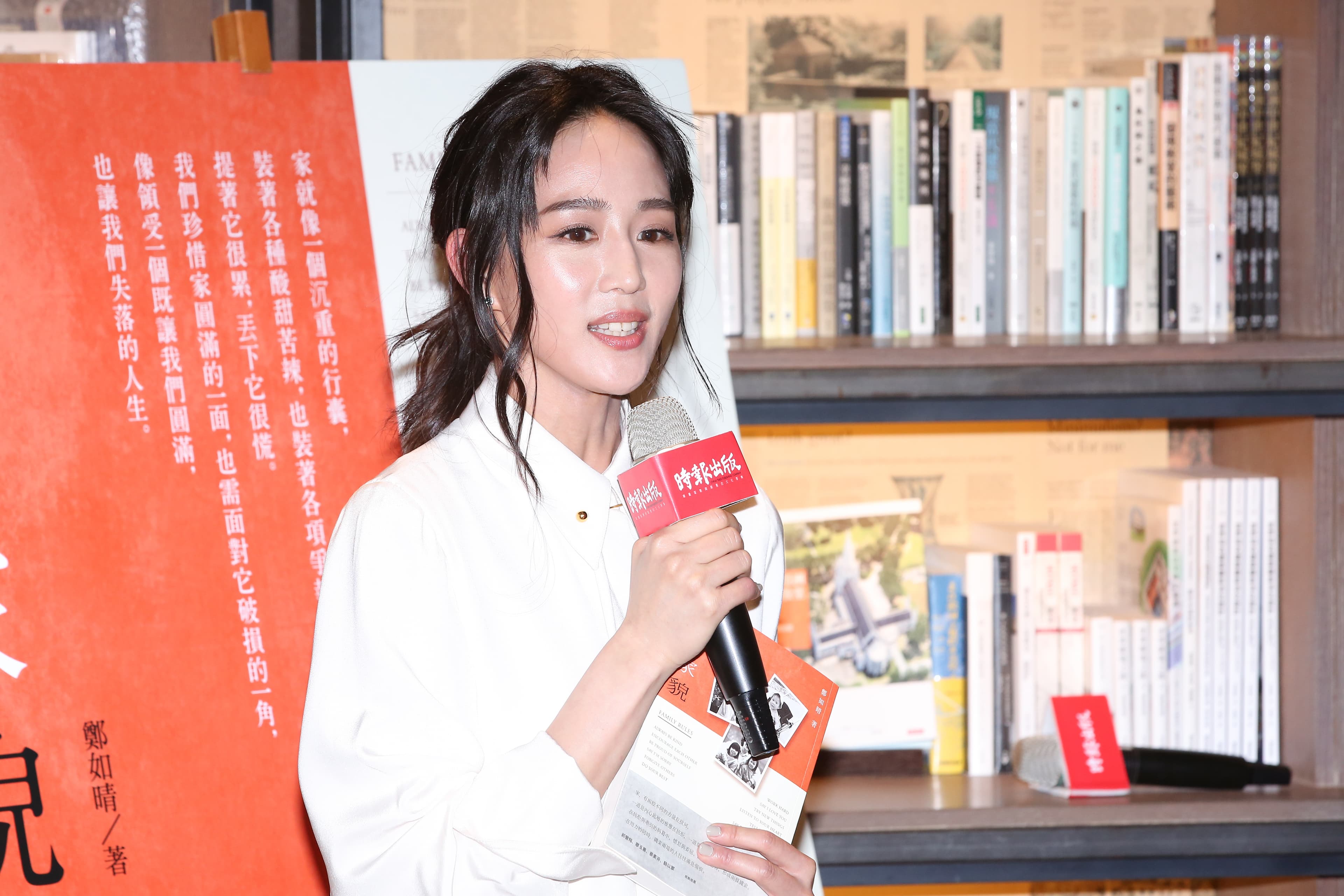 除了為媽媽站台，張鈞甯也貢獻出自己的文章，收錄在書內。