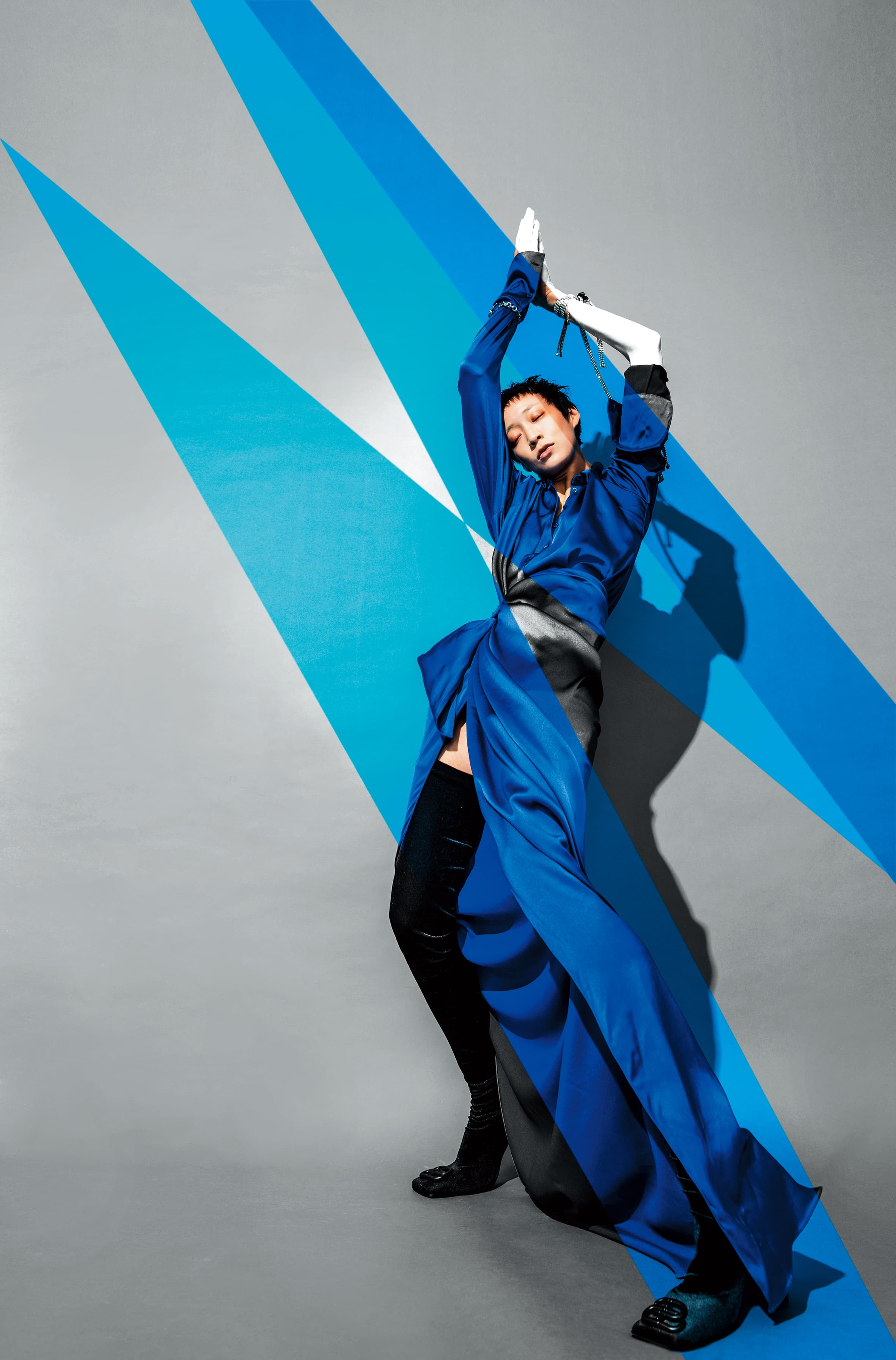 寶藍色絲質襯衫／價格未定／BALENCIAGA；銀色鎖鍊式手環／價格未定／CÉLINE；長流蘇項鍊，做手環用／價格未定／MIUMIU；寶藍色繫帶長裙／價格未定／BALENCIAGA；黑色襪靴／價格未定／BALENCIAGA