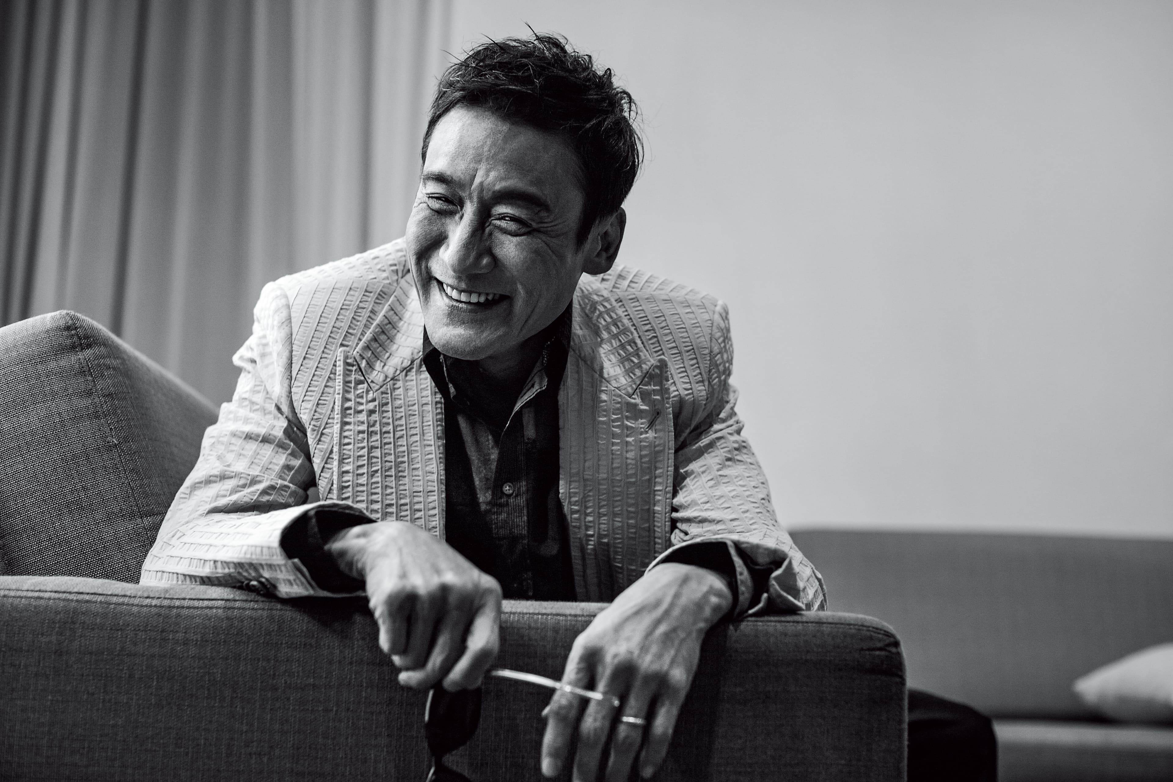 拍照時始終異常入戲的梁家輝，終於在這一刻反問我們：「演完了吧？」 