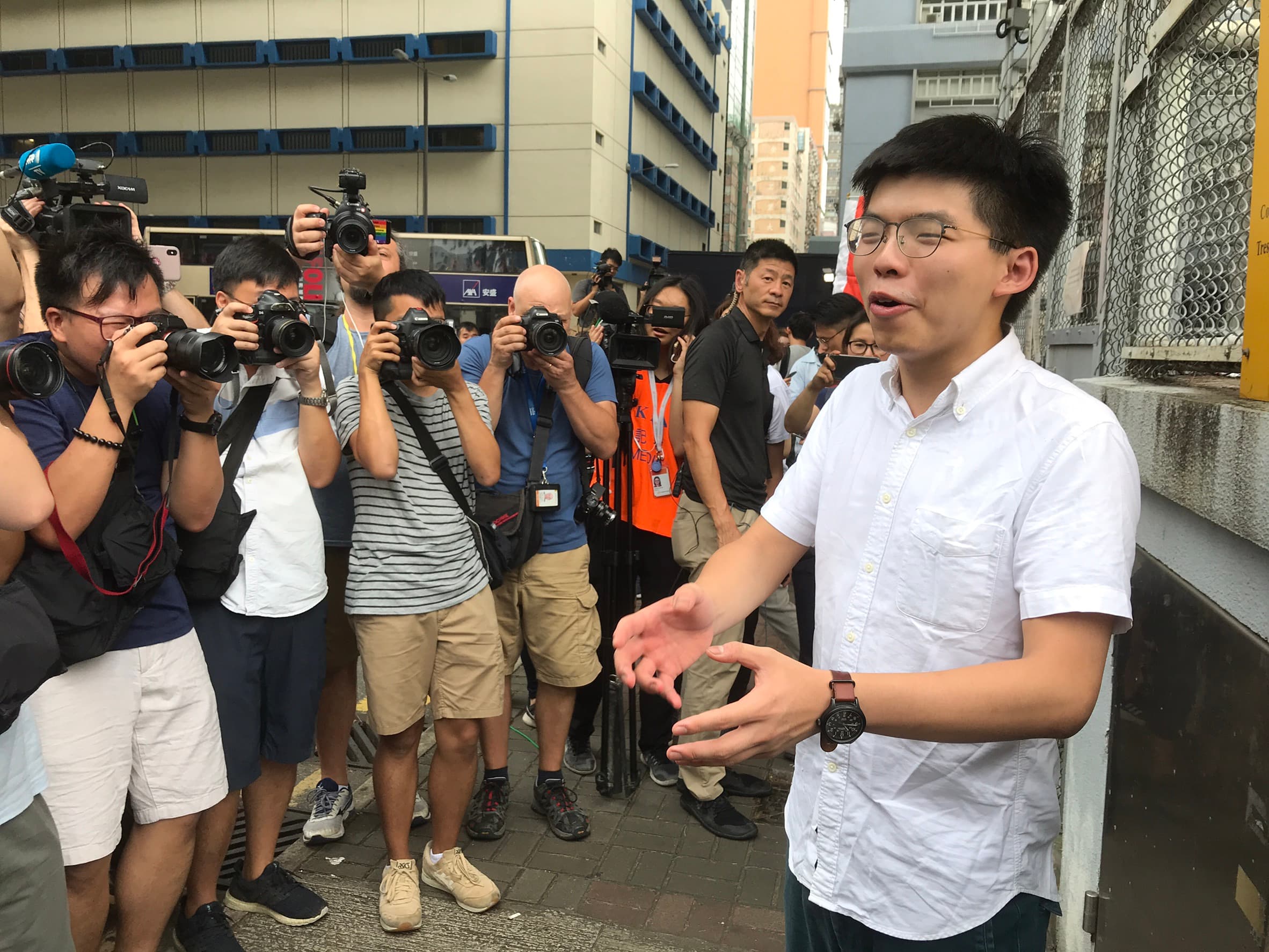  黃之鋒被以藐視法庭罪遭判刑2個月，今日上午10點他步出荔枝角收押所出獄。