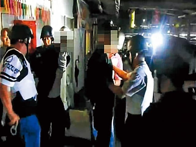 經近5小時談判，警方在無人員傷亡的情況下，成功讓林嫌2人棄械投降。（翻攝畫面）