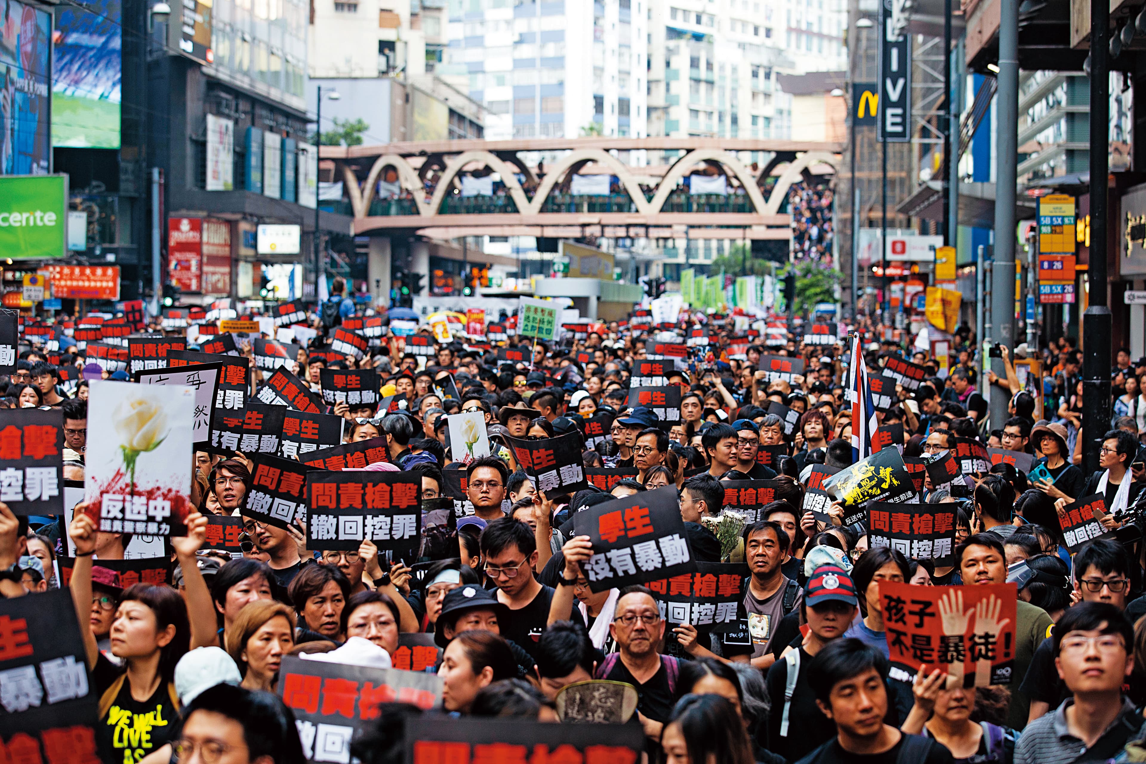 香港反送中抗爭讓台灣反中國意識高漲，也讓蔡英文初選民調支持度飆出半年來新高。