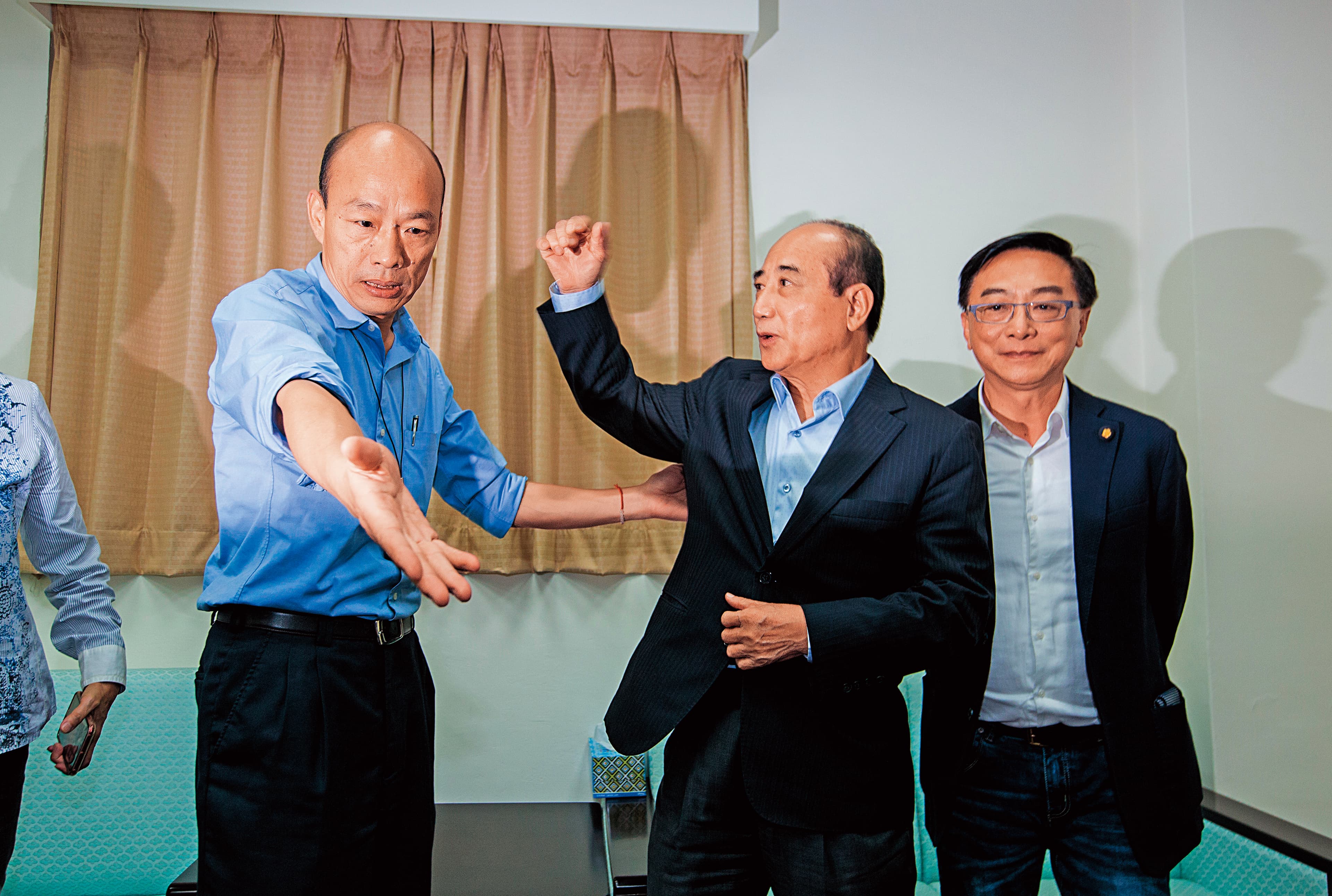 高雄市長韓國瑜（左）在綠營初選民調中落後蔡英文、賴清德，圖為韓17日拜會前立法院長王金平（右）。