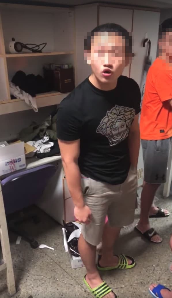 柯男被肉搜出個資與家庭背景，沒想到還意外翻出其父親曾為地方法院檢察官，現在經營律師事務所。（翻攝自臉書）