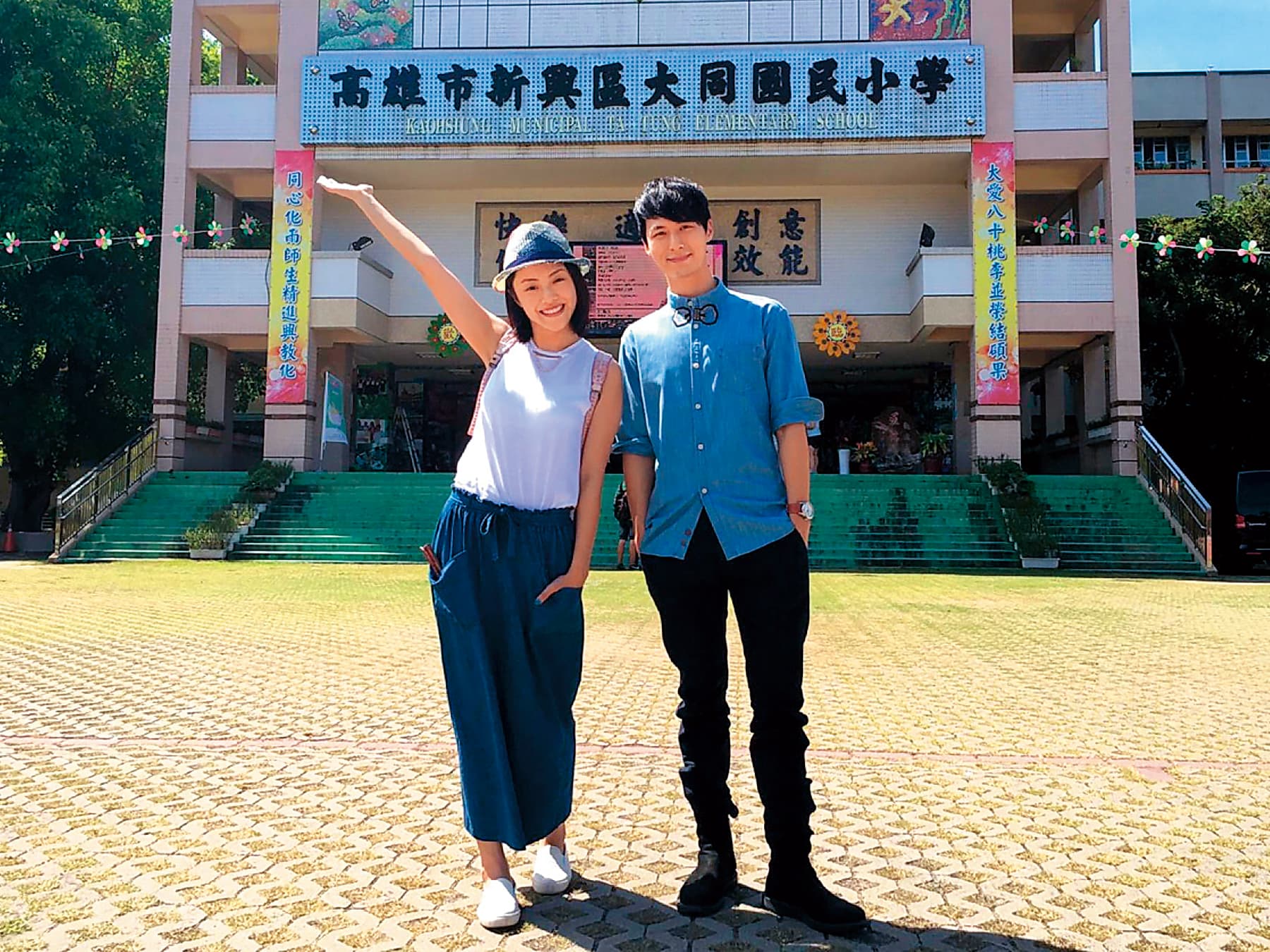 嚴爵（右）因節目《玩客瘋高雄》，與小8（左）熱戀，兩人曾愛得相當高調又大方。（東方IC）