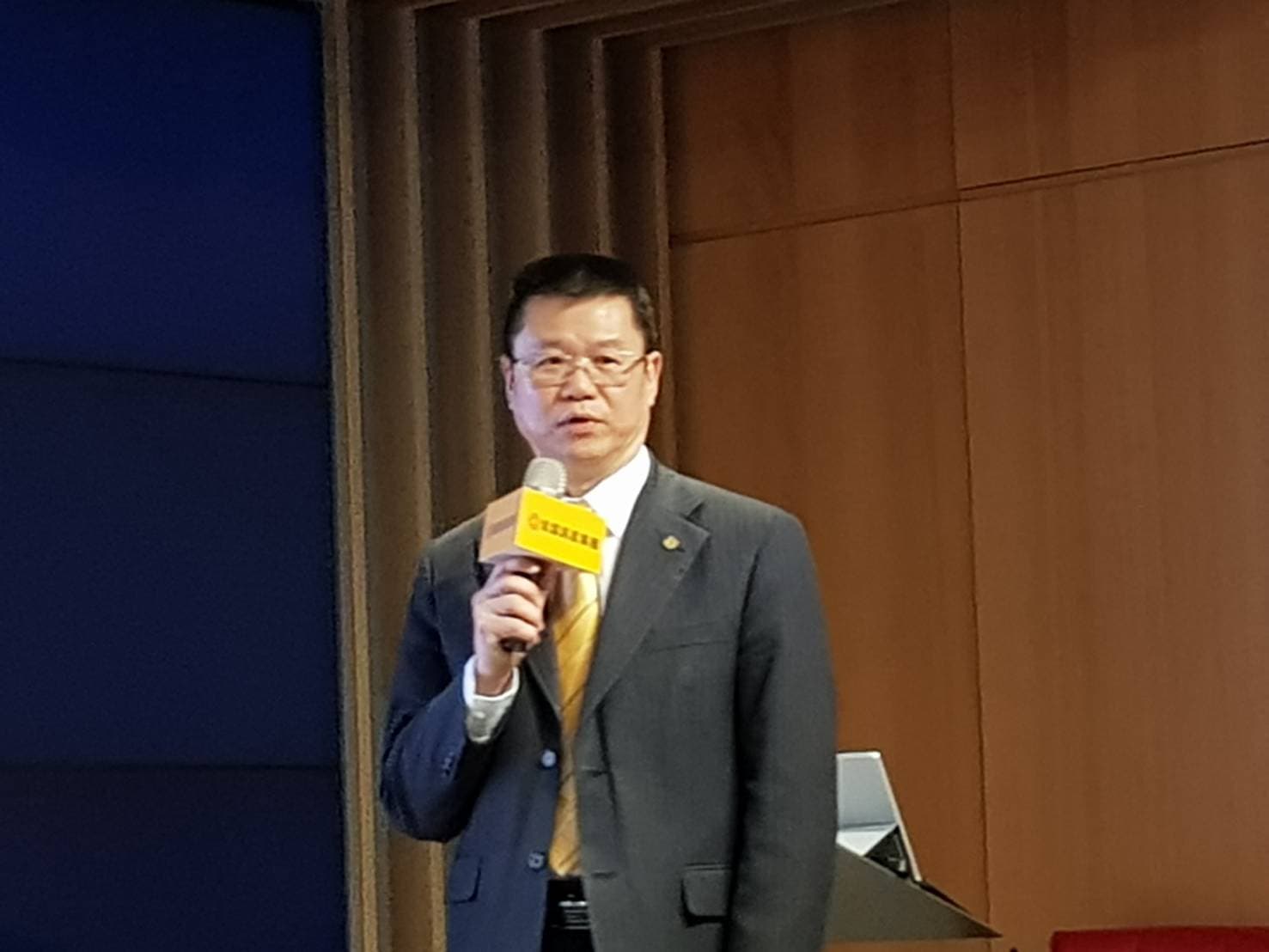 永慶房產集團業務總經理葉凌棋指出，今年以來的使照與建照量都創新高、房貸逾放比也創新高，代表房市超額供給亮起紅色警戒。（高迪攝）