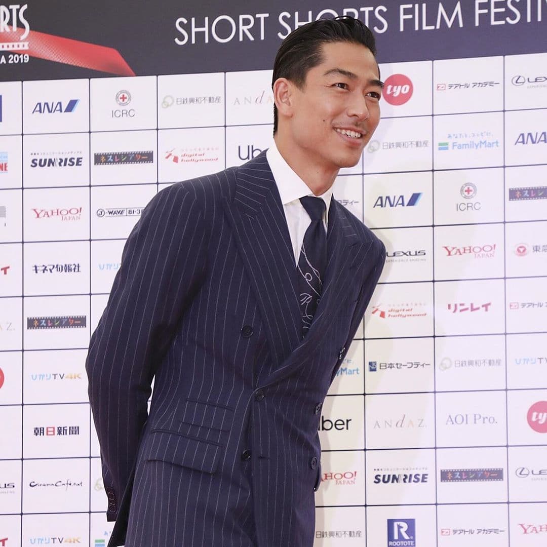Akira 出席影展穿著一身RALPH LAUREN 藍色西裝，臉上都是藏不住的幸福。（翻攝Akira IG）