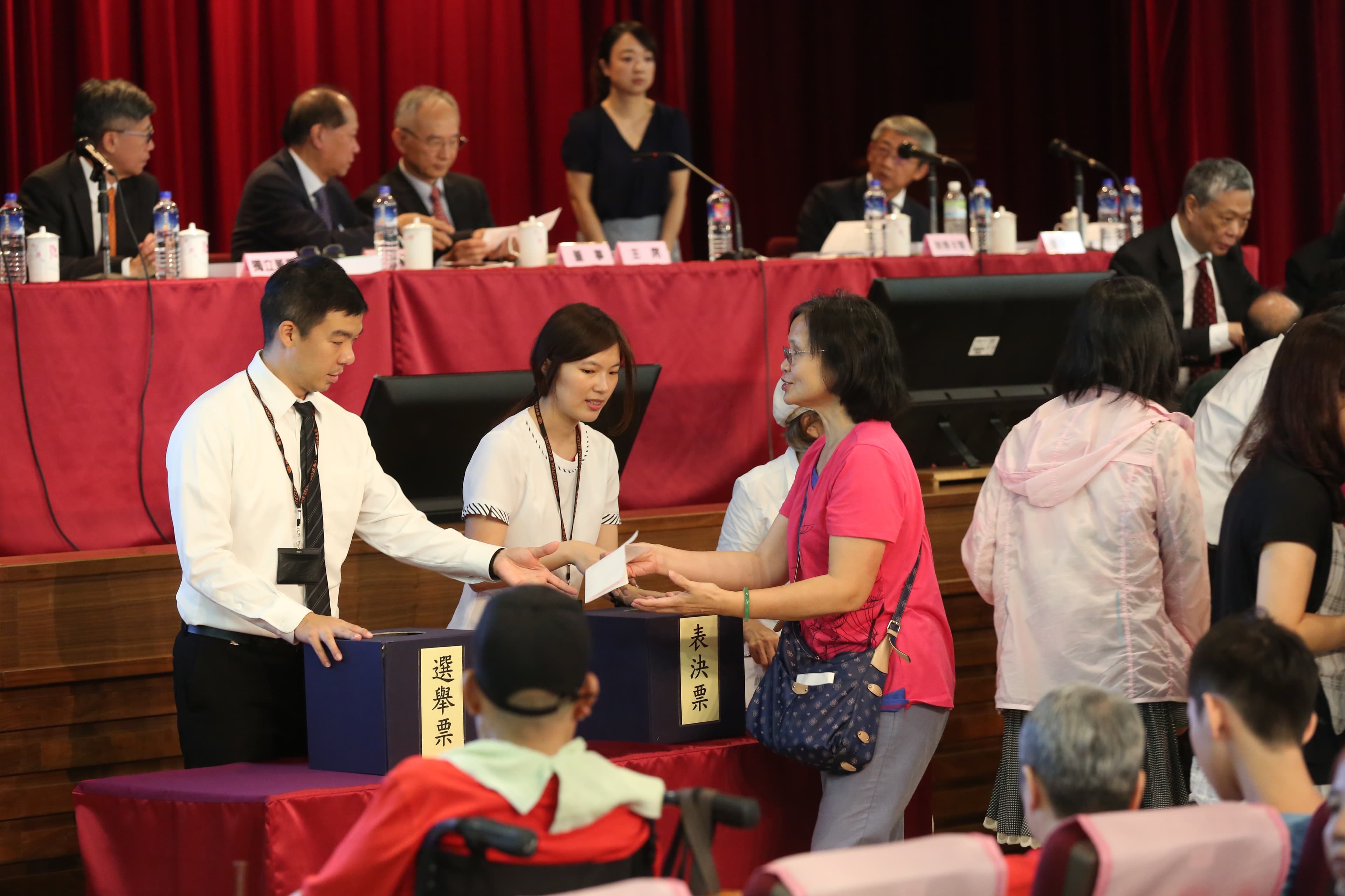 小股東希望要以現場股東會決議為準，因根本不可能有超過5成的股東來到現場參加股東會，那就永遠無法改變事實。