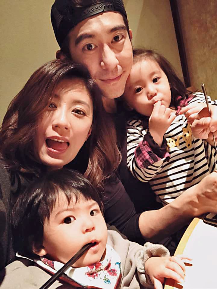 修杰楷與賈靜雯的2個女兒咘咘、Bo妞，長相可愛，人氣不輸雙親。（翻攝自賈靜雯臉書）