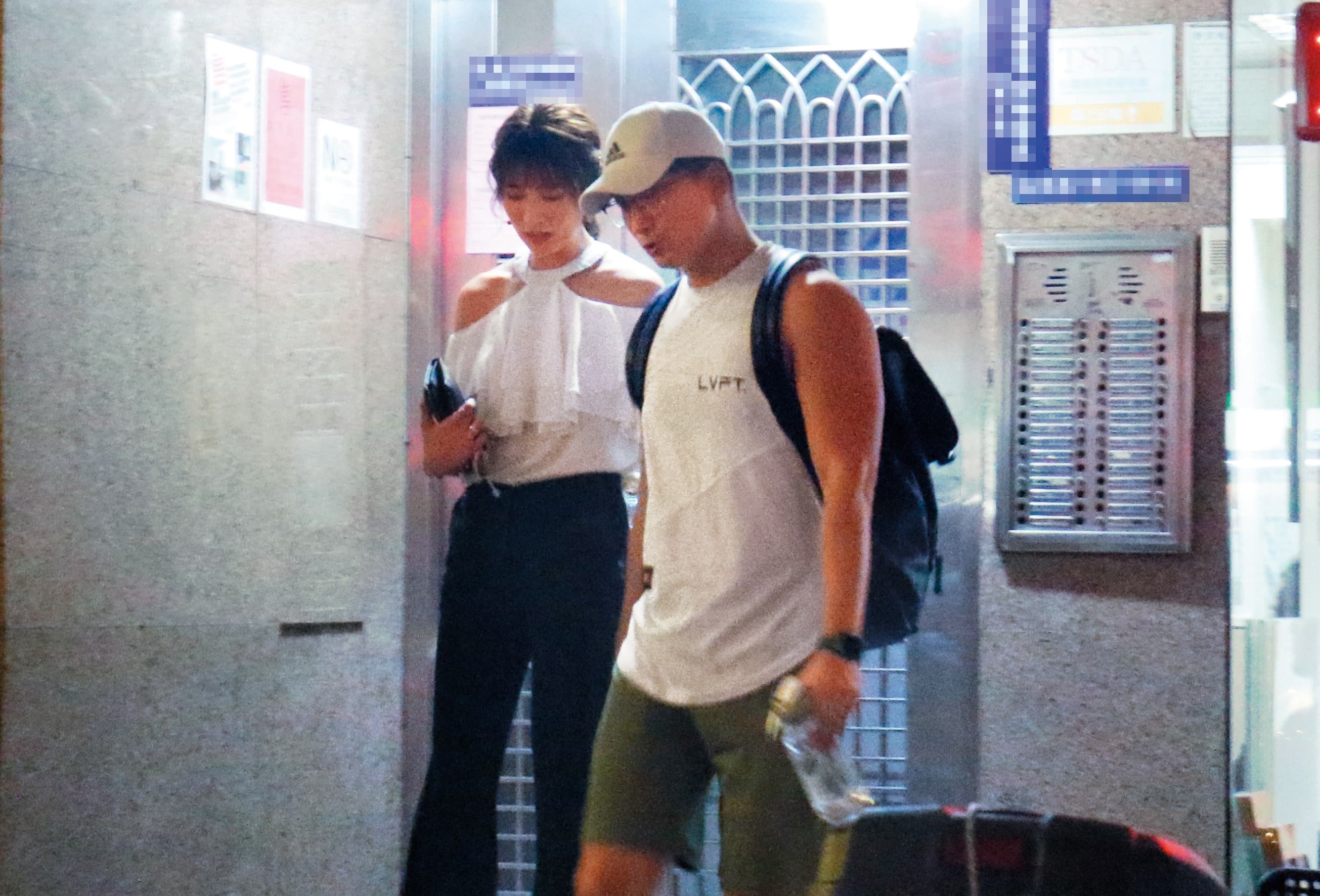 6/4 19：48，剛錄完影的潘映竹陪陳偉剛回到台北東區住處換衣服，隨後又一同出門。