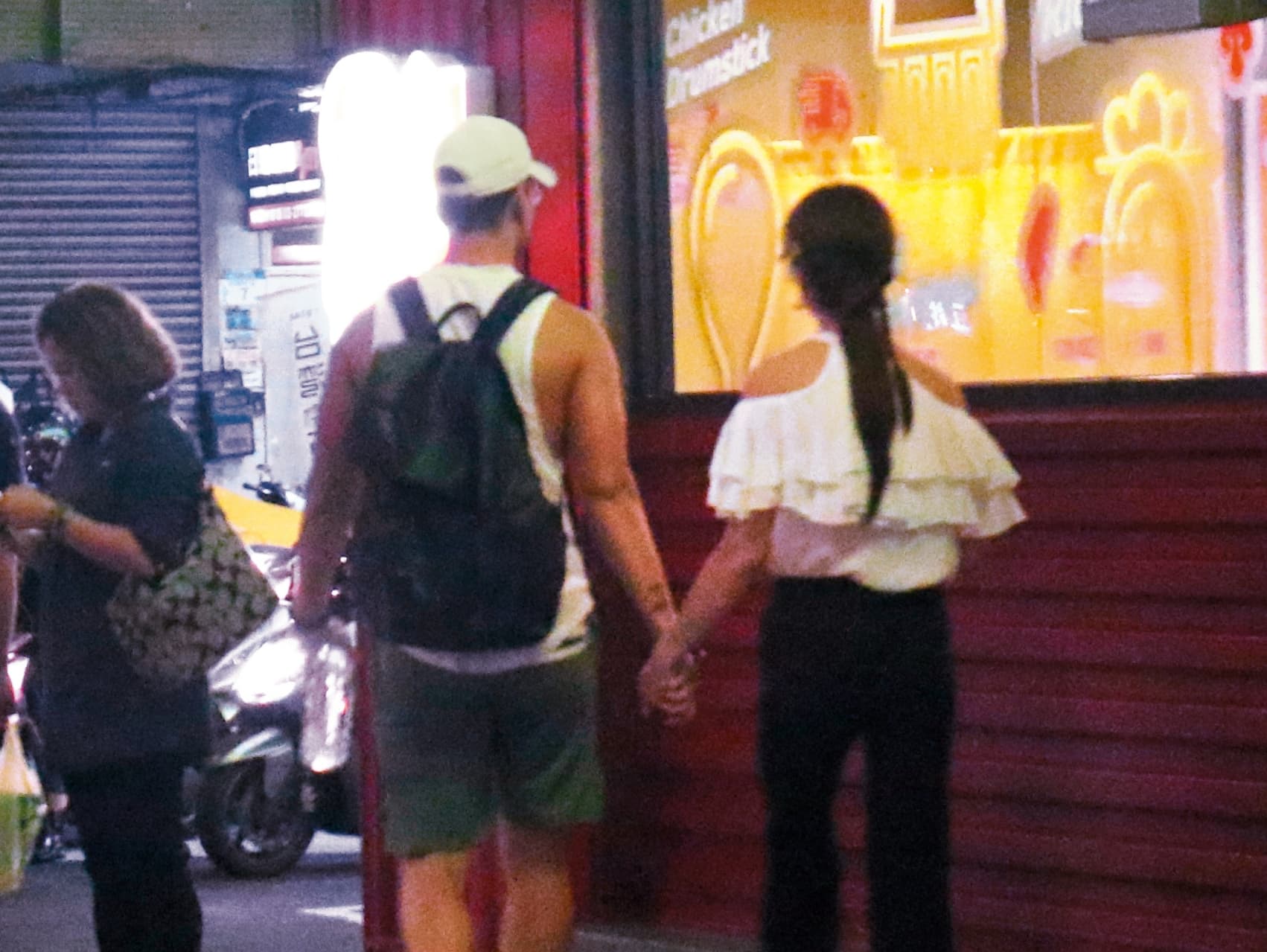 6/4 19：49，兩人手牽手在街頭漫步，隨後各自分開去運動和逛街。